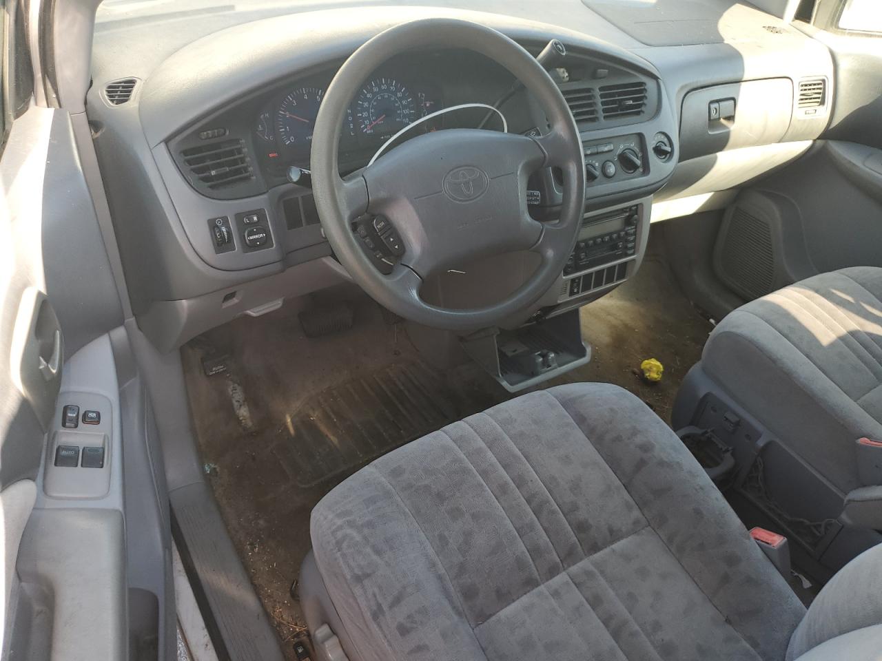 2002 Toyota Sienna Le White vin: 4T3ZF13C62U501619