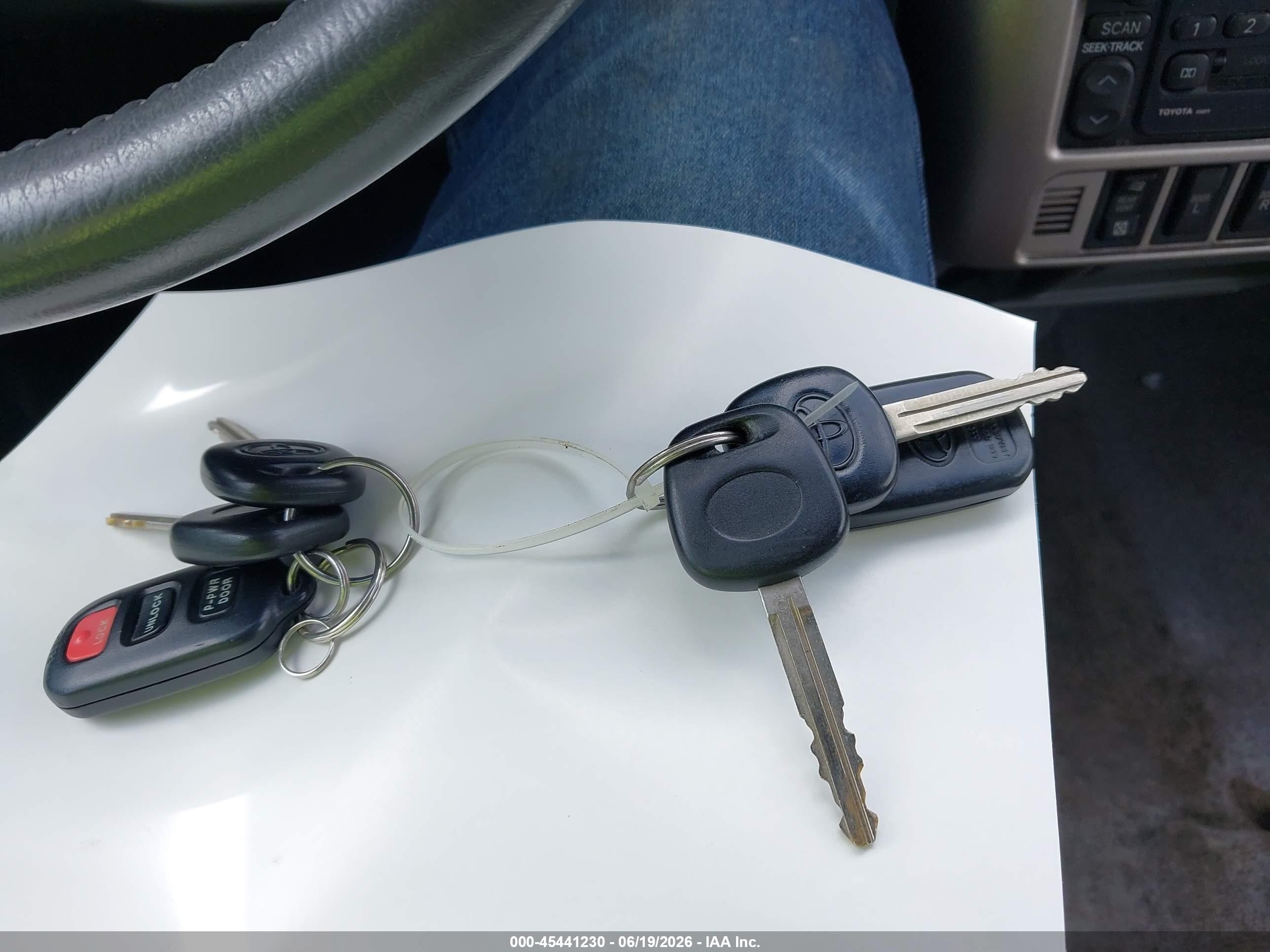 2002 Toyota Sienna Xle White vin: 4T3ZF13C62U505718