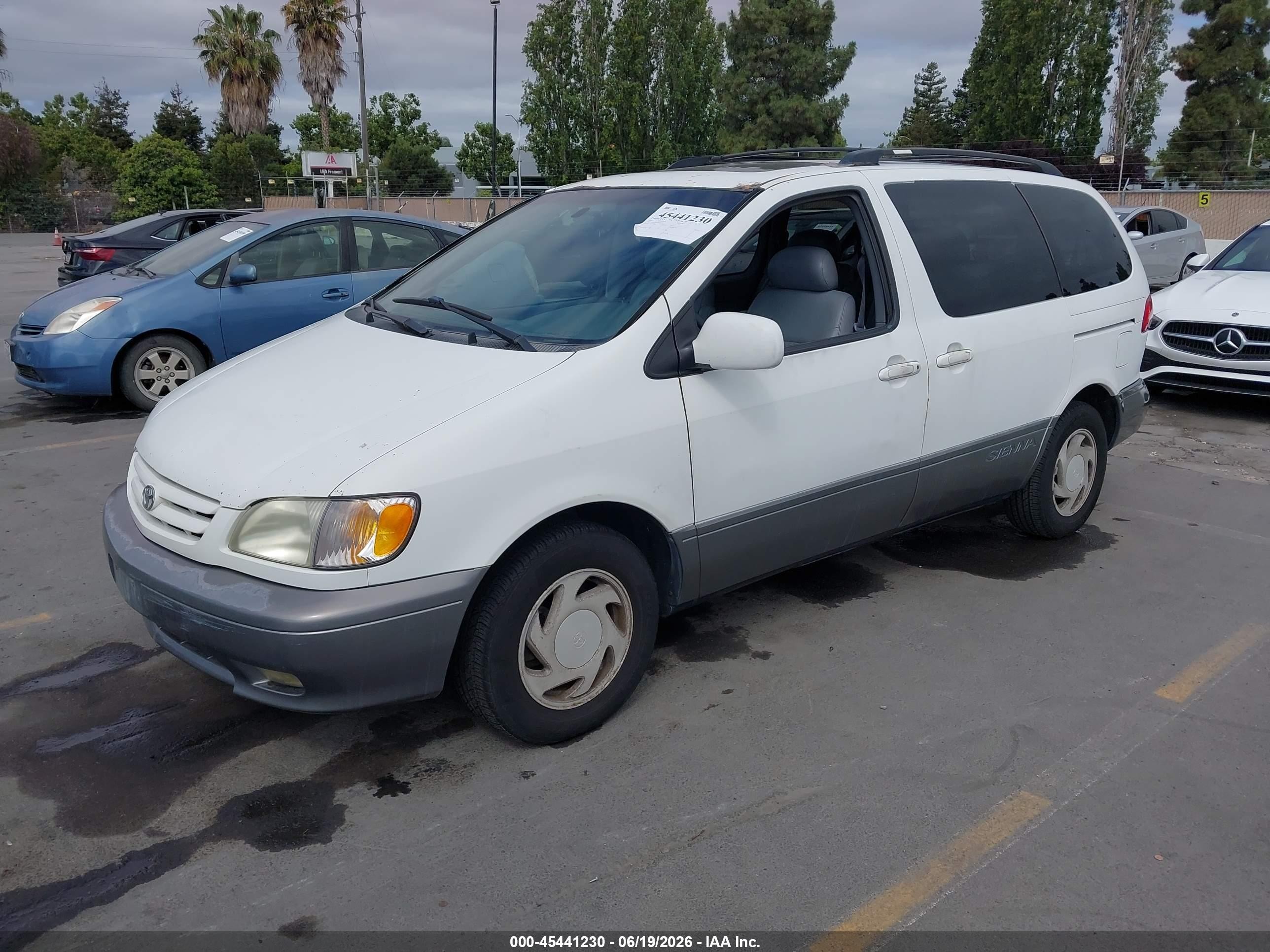 2002 Toyota Sienna Xle White vin: 4T3ZF13C62U505718