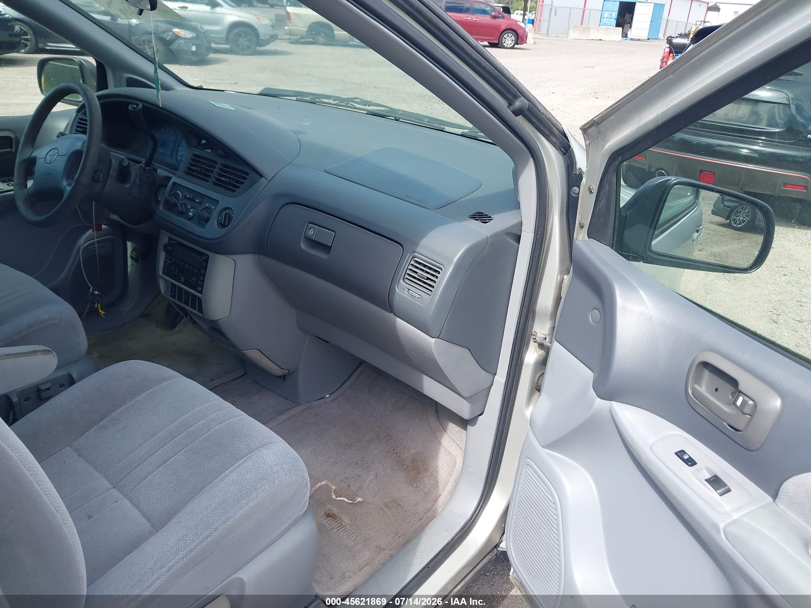 2002 Toyota Sienna Le Silver vin: 4T3ZF13C62U507596