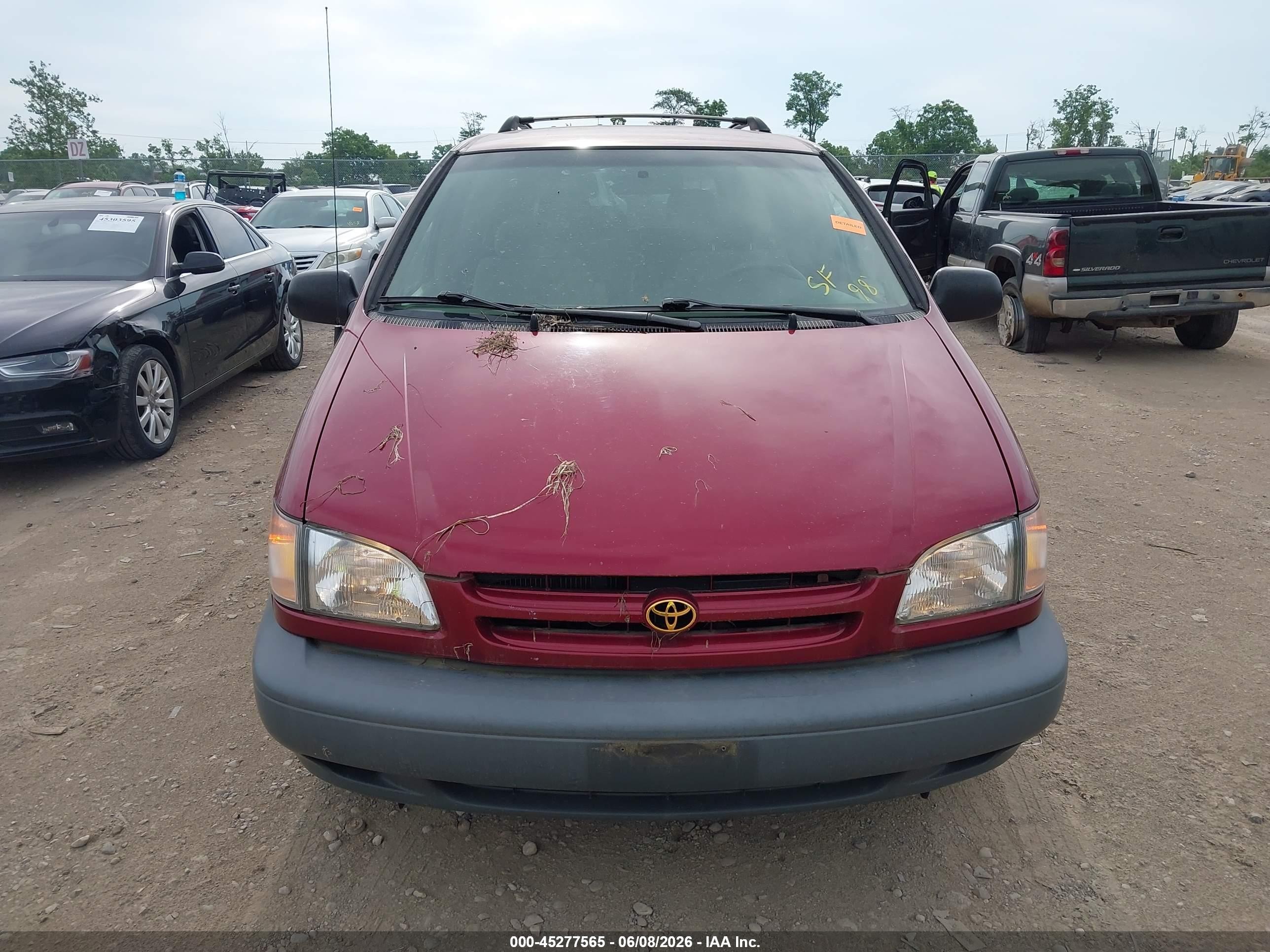 1998 Toyota Sienna Le Red vin: 4T3ZF13C6WU074593