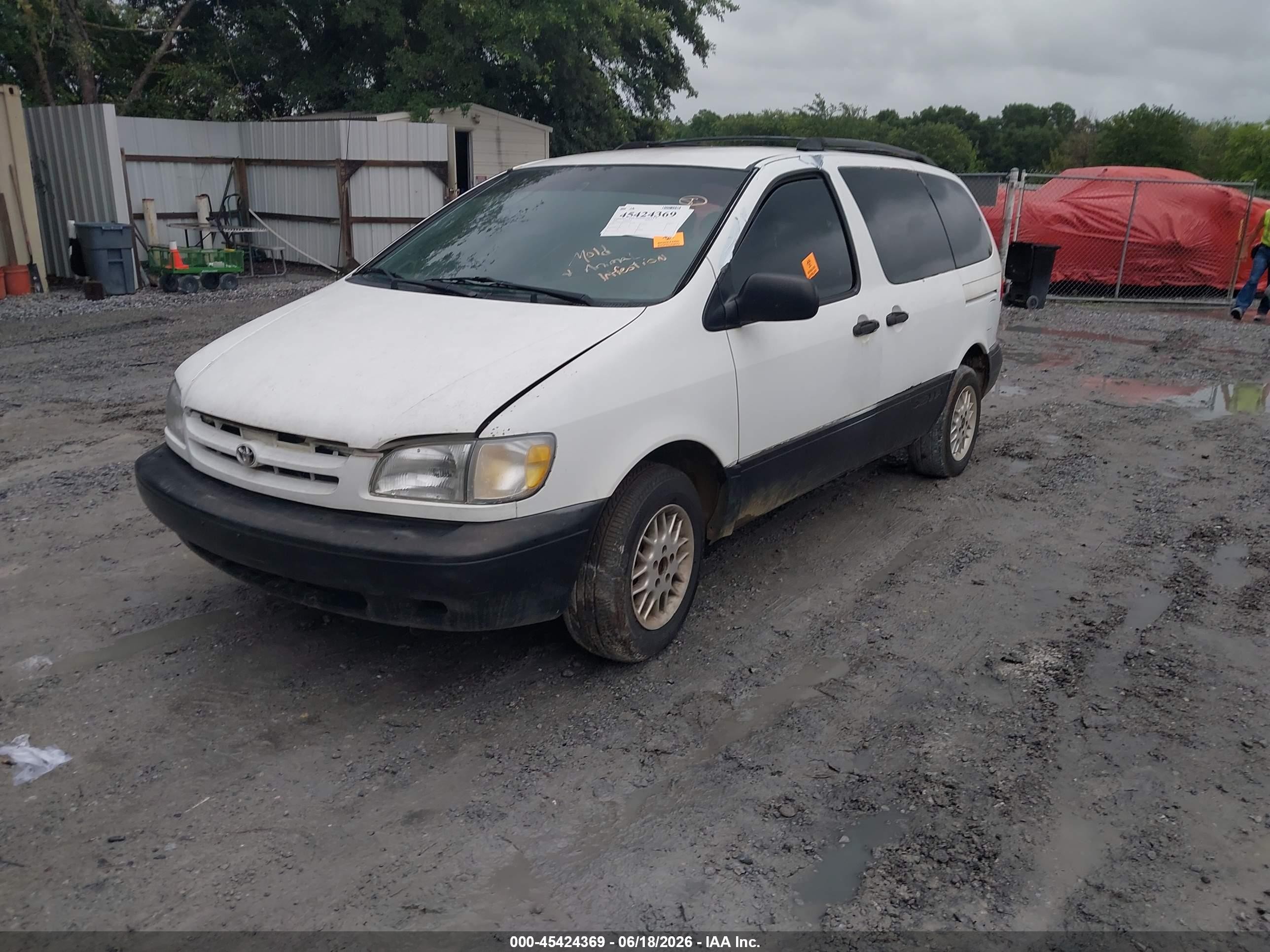 1998 Toyota Sienna Le White vin: 4T3ZF13C6WU083102
