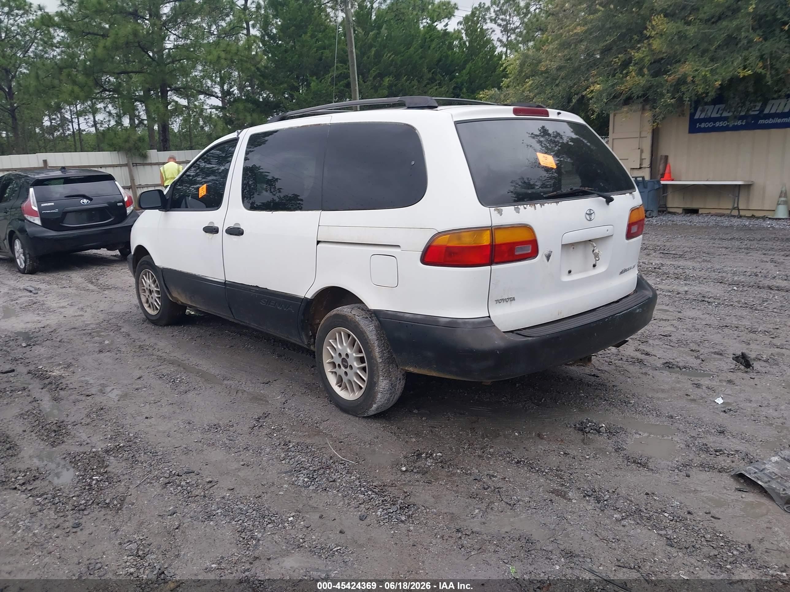 1998 Toyota Sienna Le White vin: 4T3ZF13C6WU083102