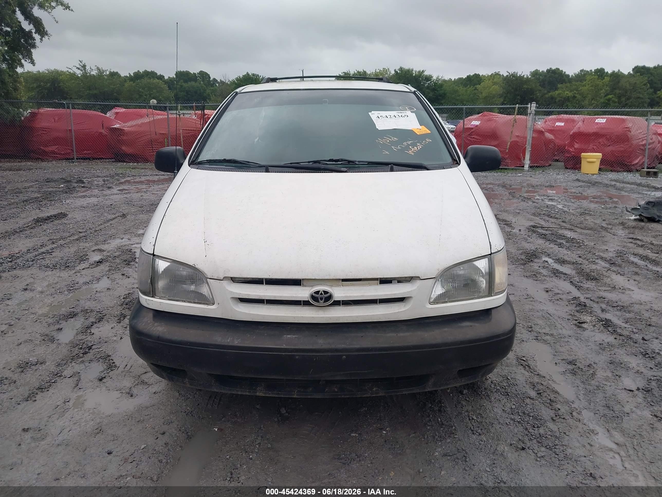 1998 Toyota Sienna Le White vin: 4T3ZF13C6WU083102