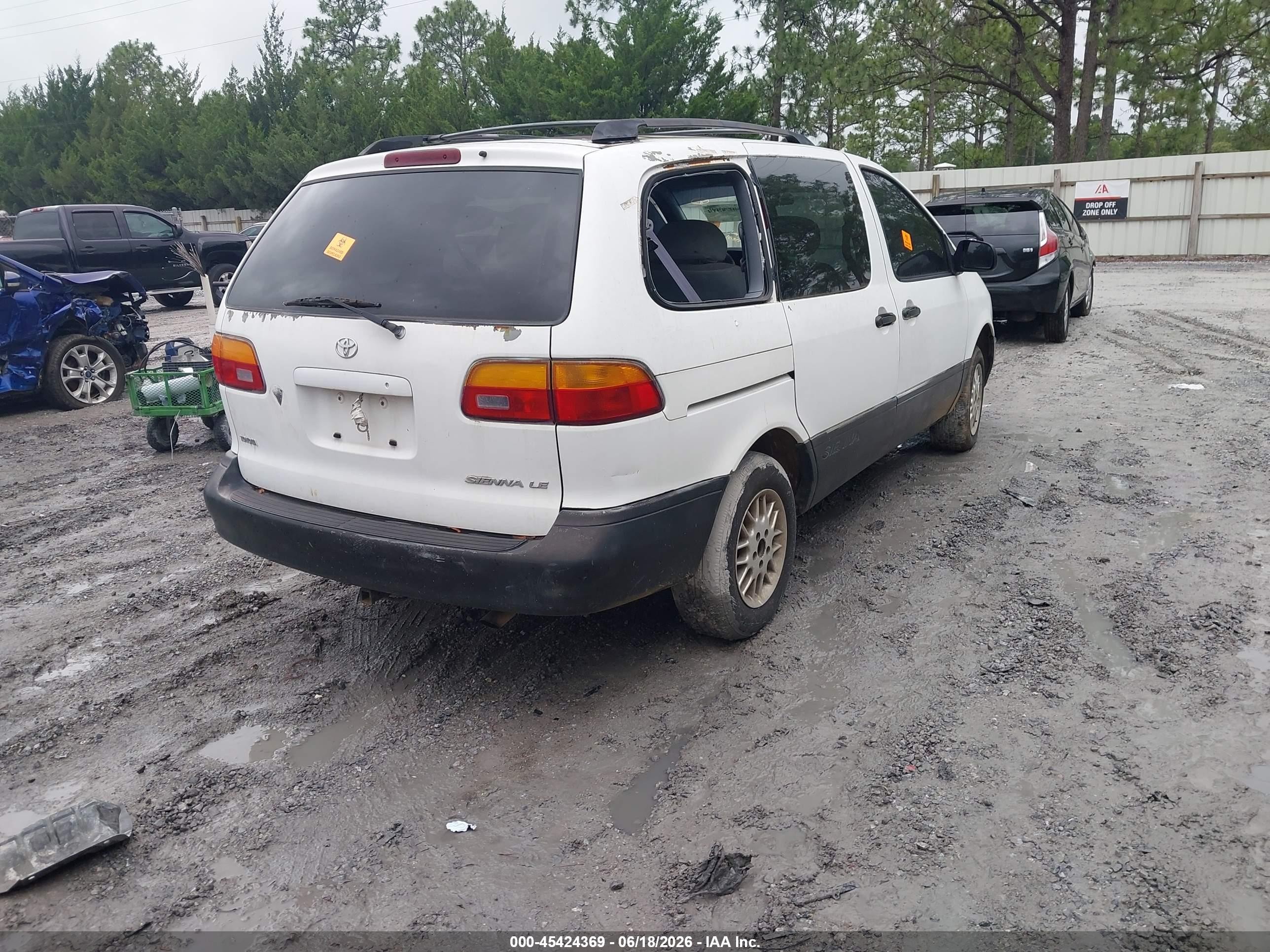 1998 Toyota Sienna Le White vin: 4T3ZF13C6WU083102
