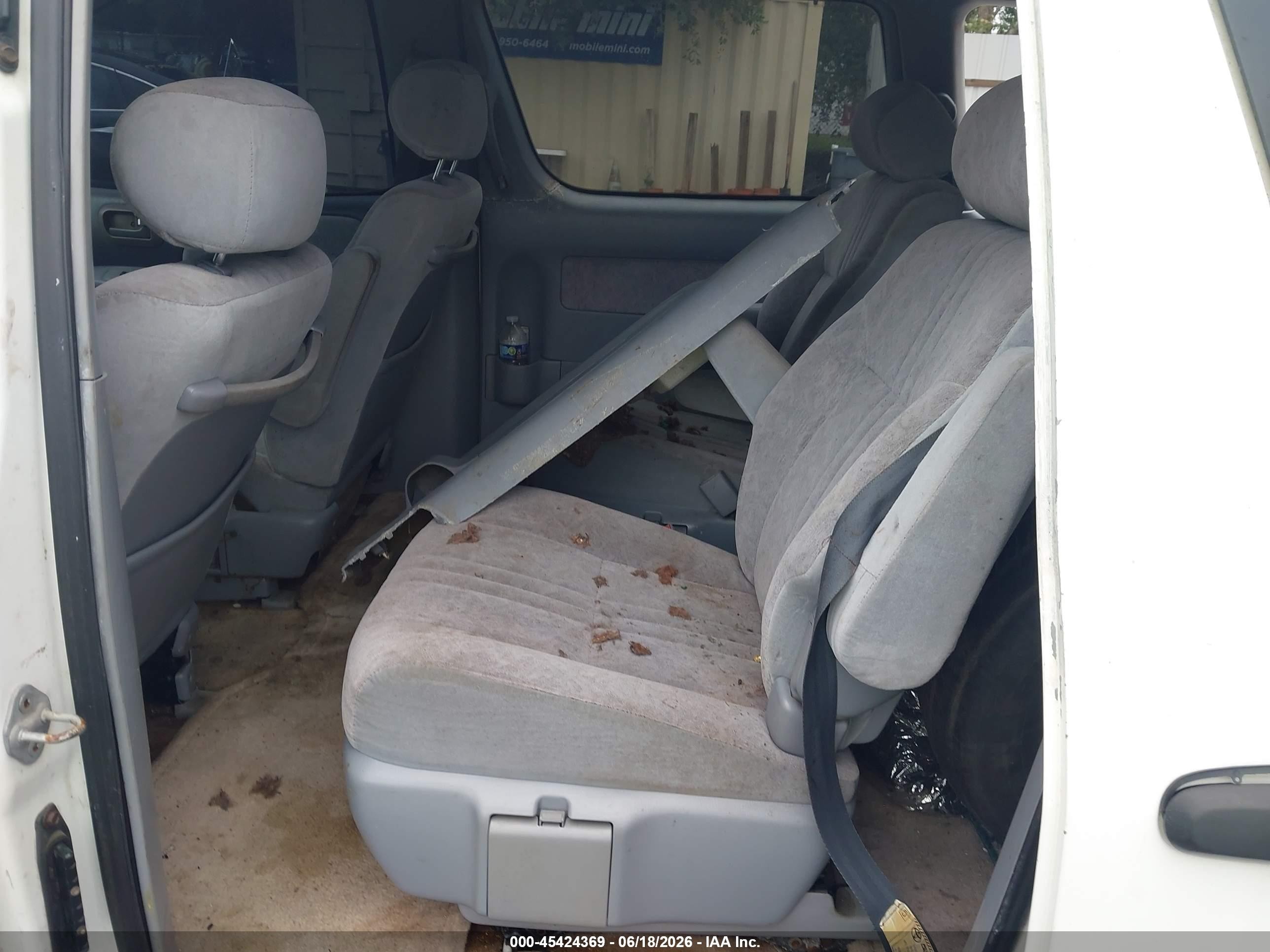 1998 Toyota Sienna Le White vin: 4T3ZF13C6WU083102