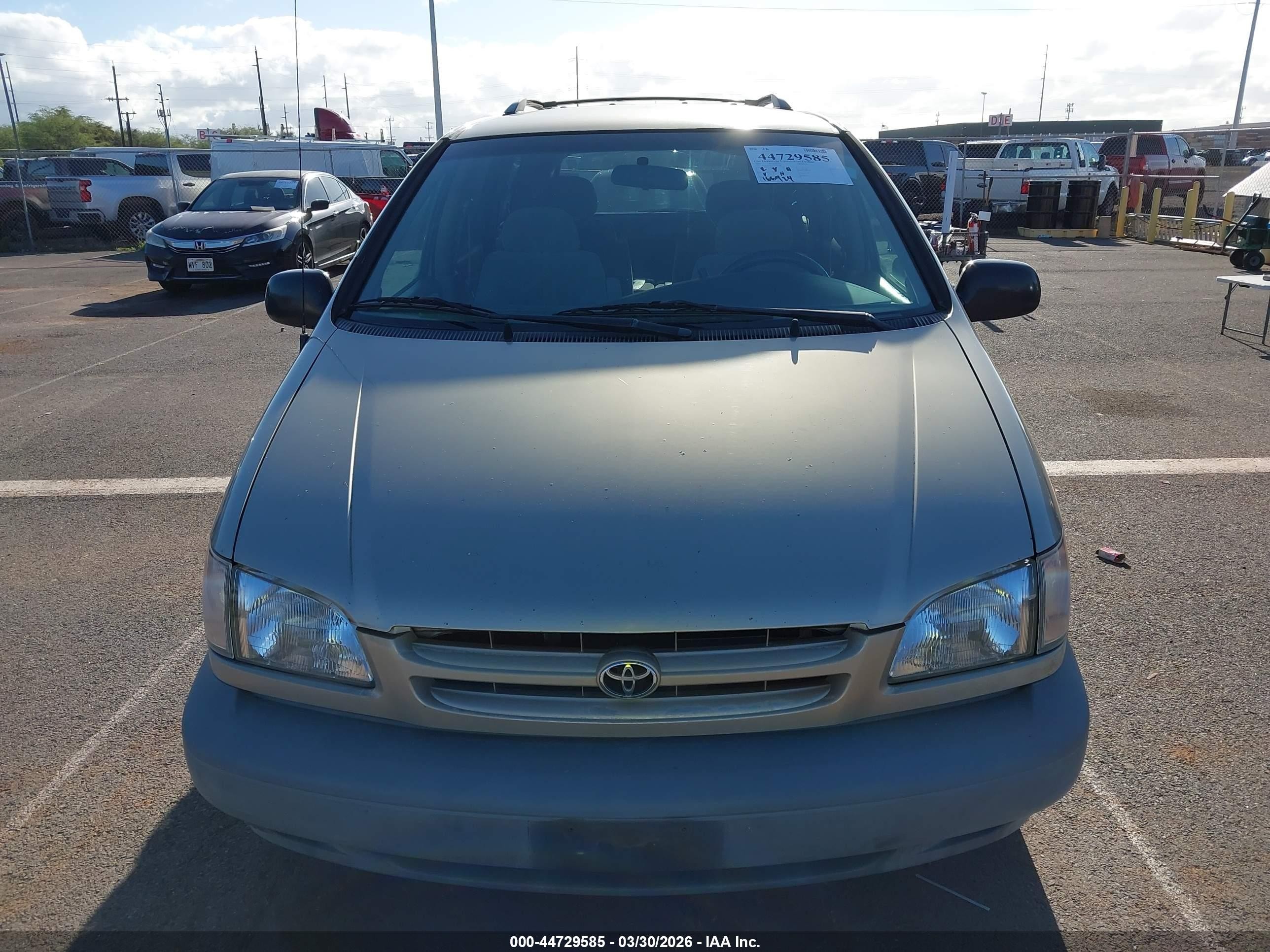 2000 Toyota Sienna Le Gold vin: 4T3ZF13C6YU257768