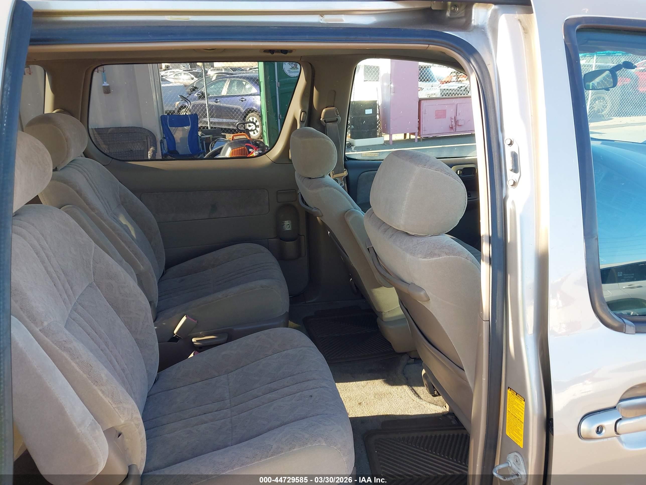 2000 Toyota Sienna Le Gold vin: 4T3ZF13C6YU257768
