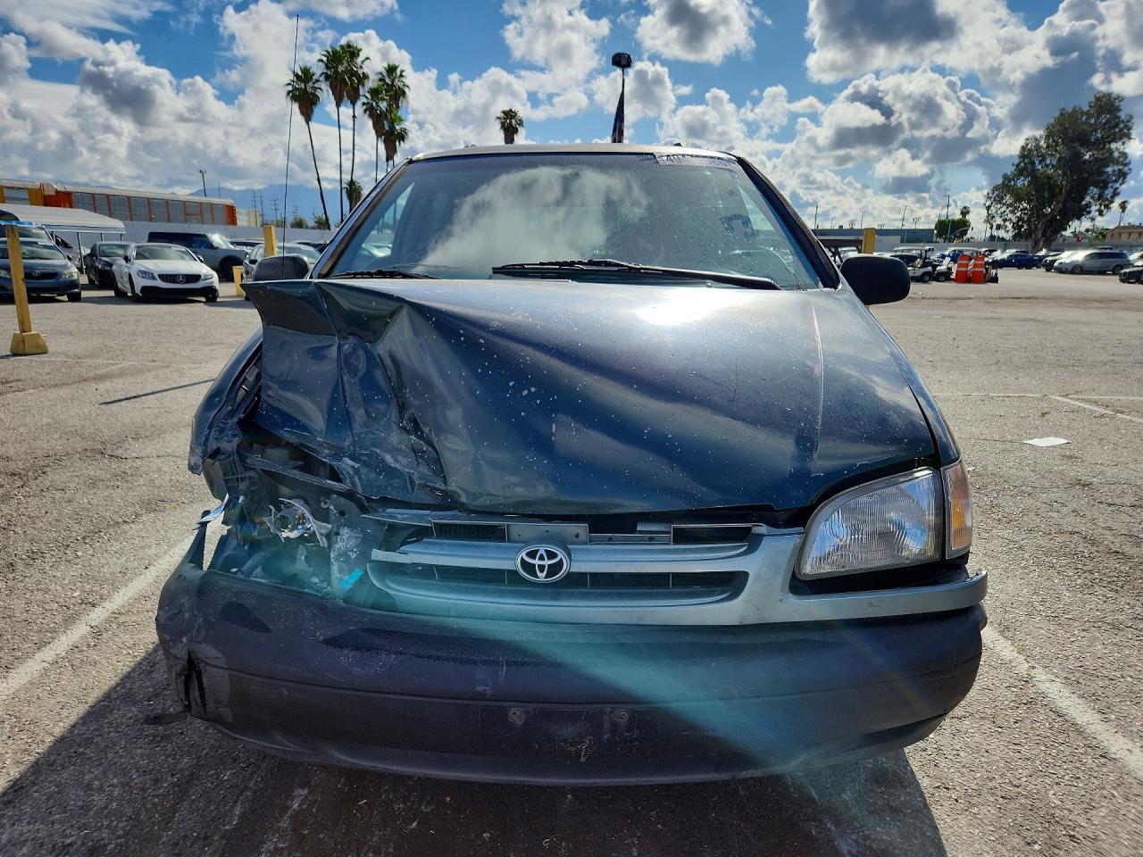 2000 Toyota Sienna Le Зеленый vin: 4T3ZF13C6YU263103