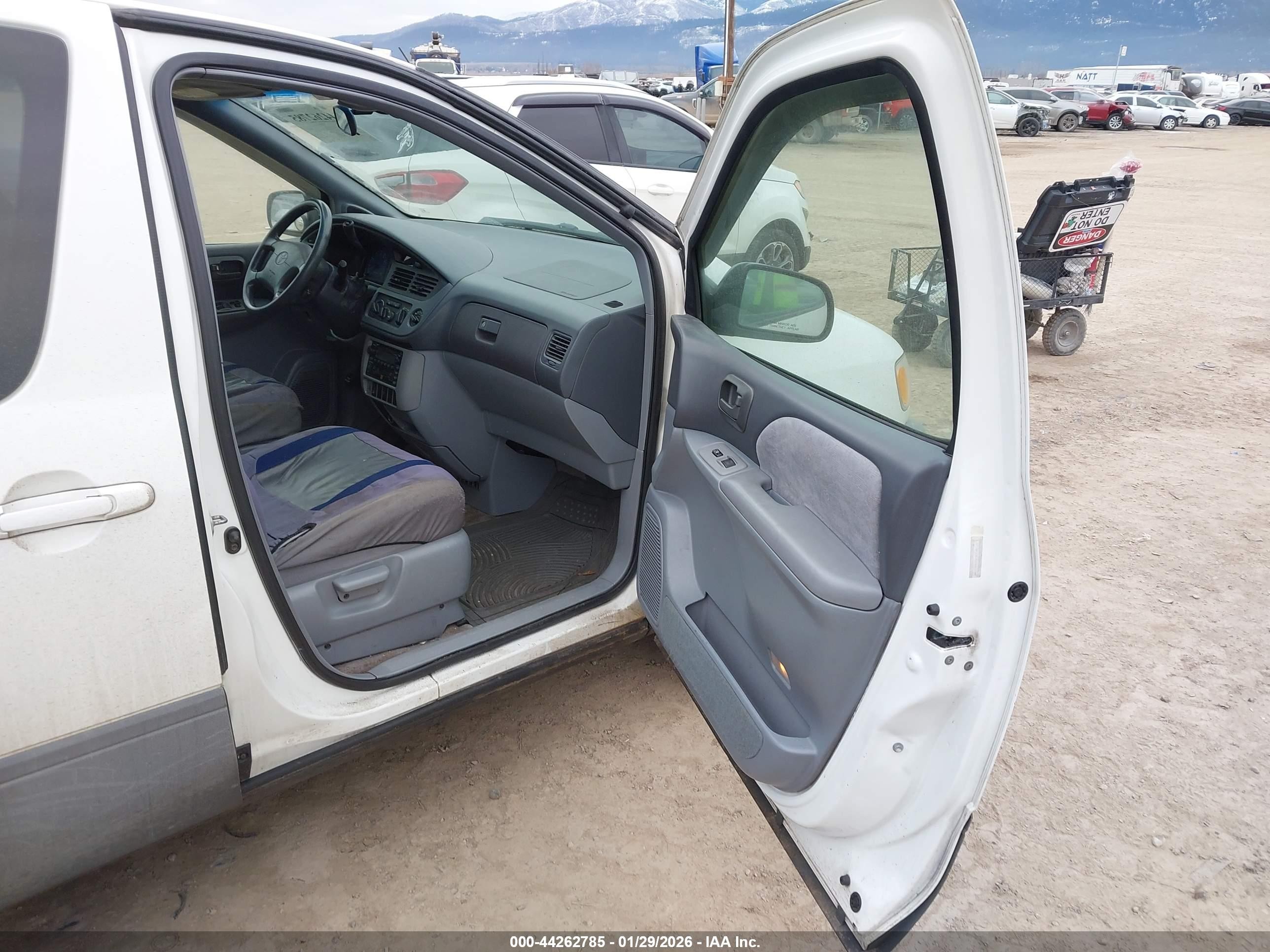 2002 Toyota Sienna Le White vin: 4T3ZF13C72U417244