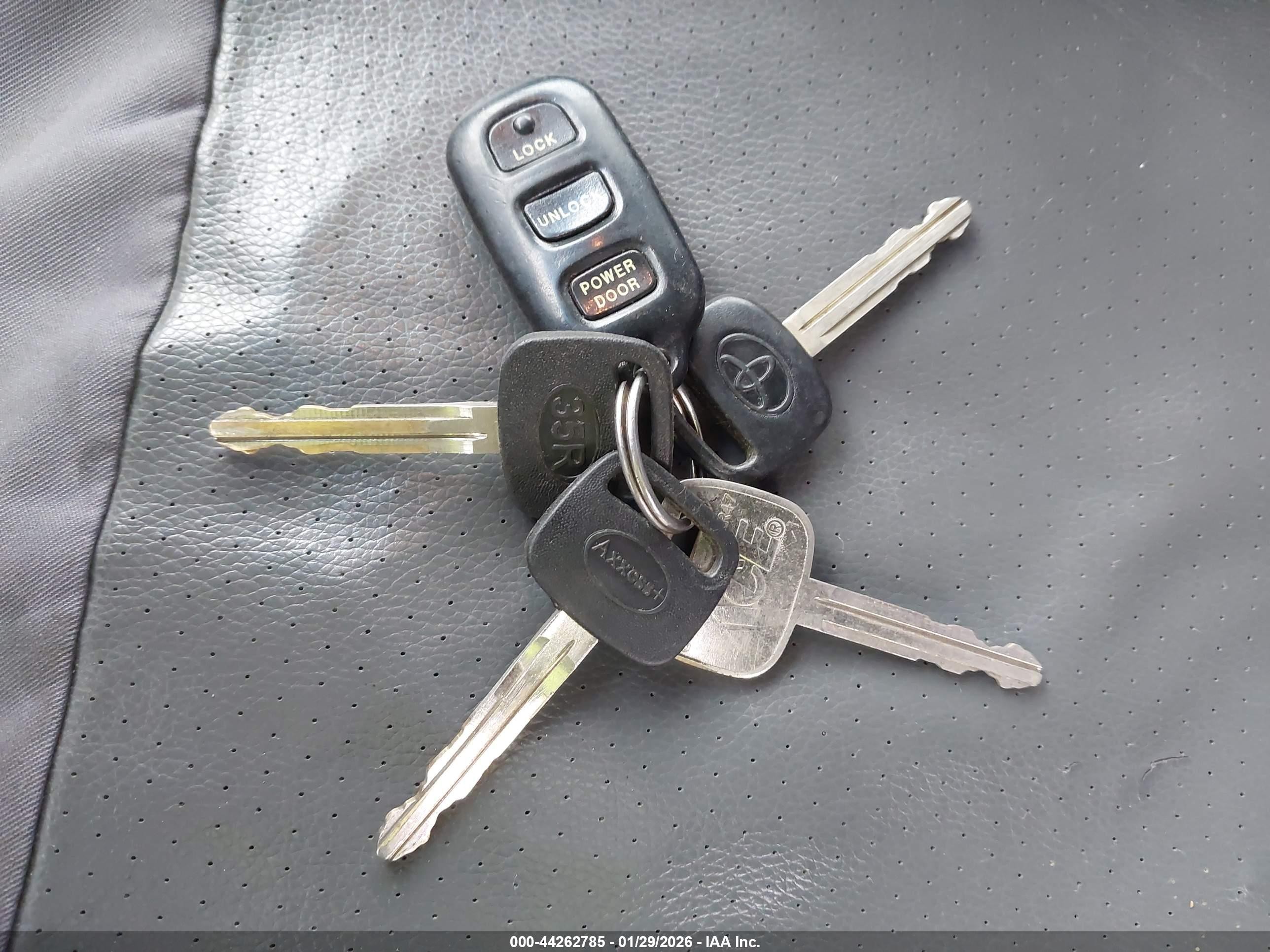 2002 Toyota Sienna Le White vin: 4T3ZF13C72U417244