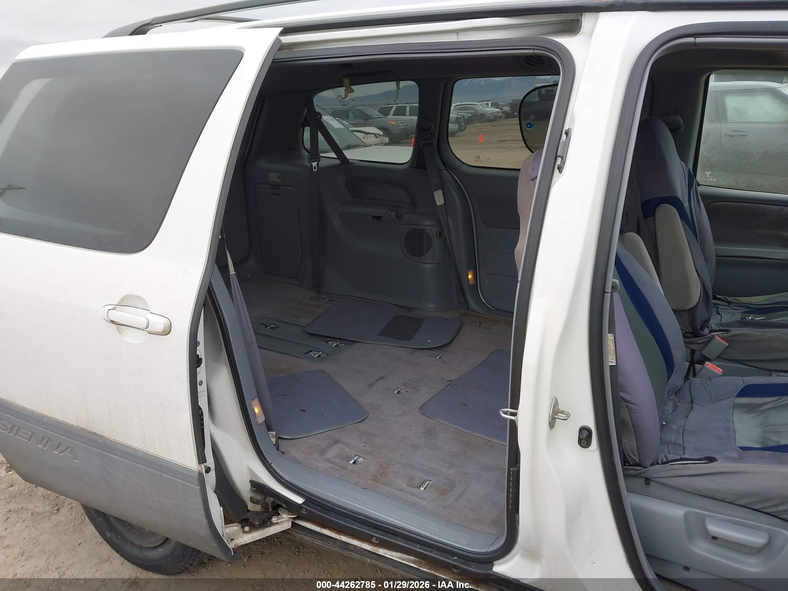2002 Toyota Sienna Le White vin: 4T3ZF13C72U417244