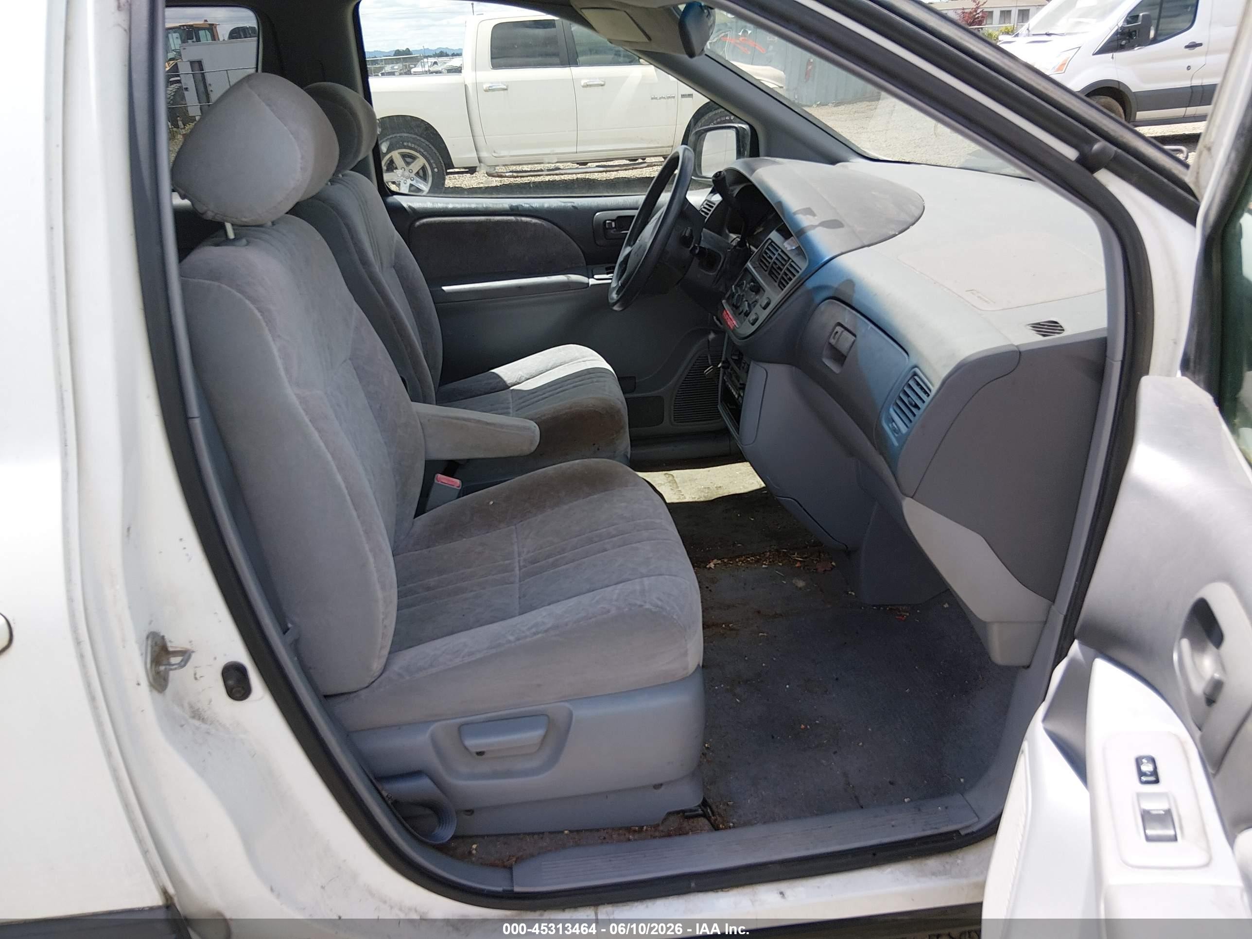 1998 Toyota Sienna Le White vin: 4T3ZF13C7WU029792