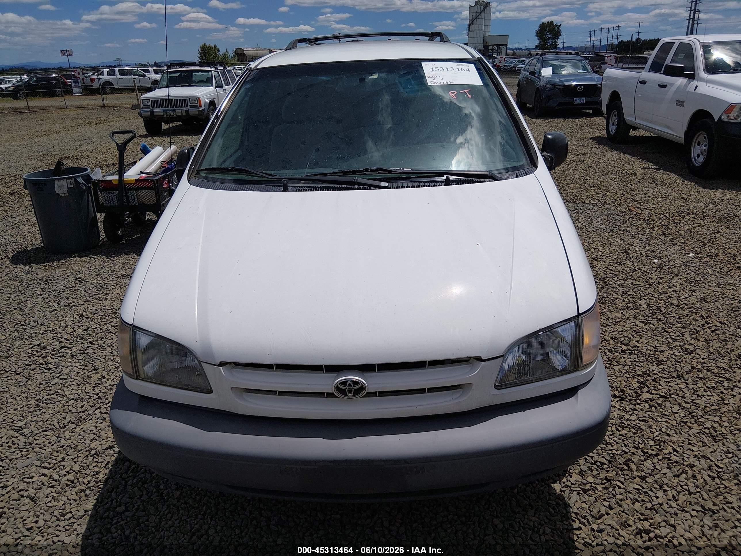 1998 Toyota Sienna Le White vin: 4T3ZF13C7WU029792