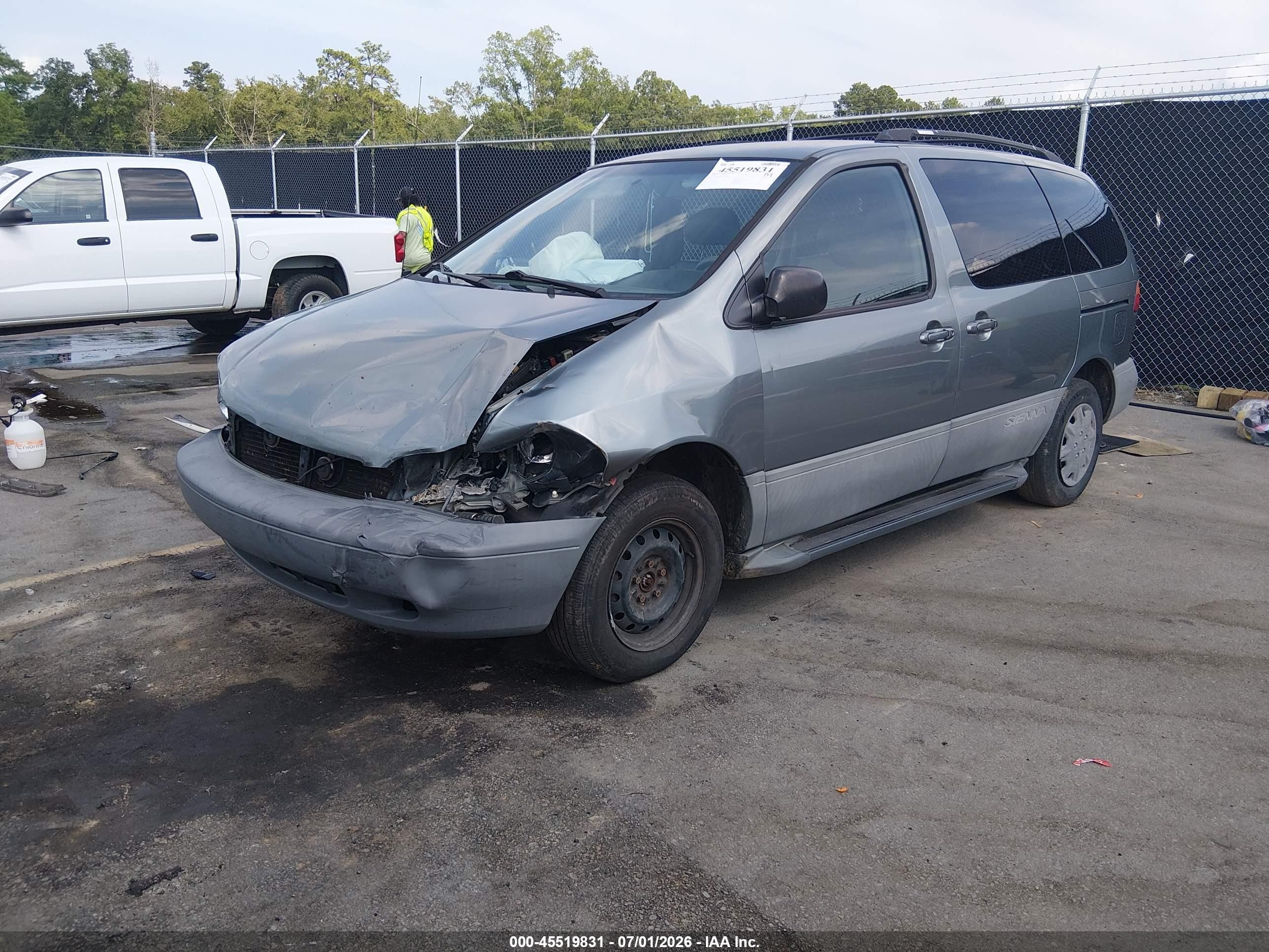 1999 Toyota Sienna Le Gray vin: 4T3ZF13C7XU163428