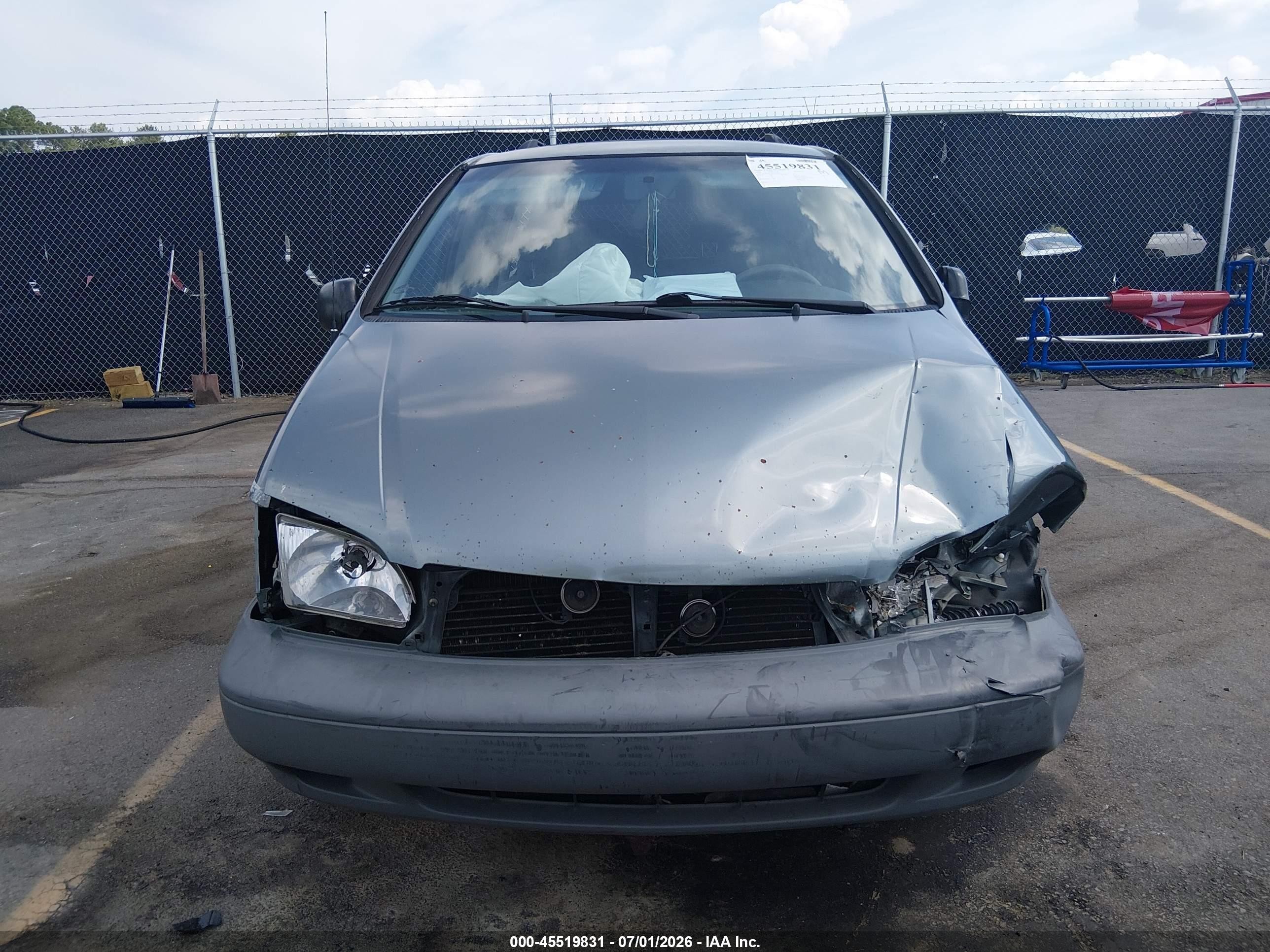 1999 Toyota Sienna Le Gray vin: 4T3ZF13C7XU163428