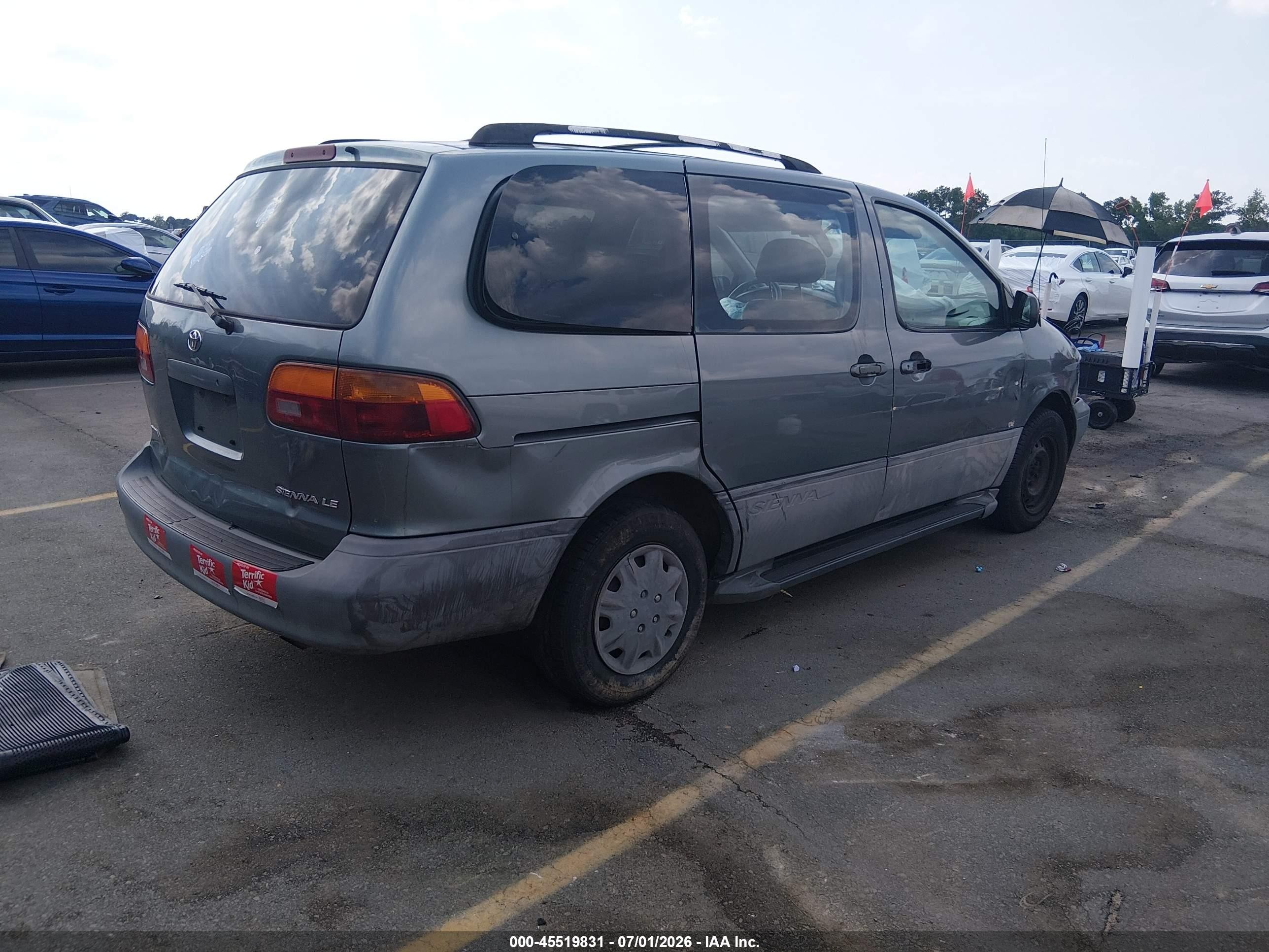 1999 Toyota Sienna Le Gray vin: 4T3ZF13C7XU163428