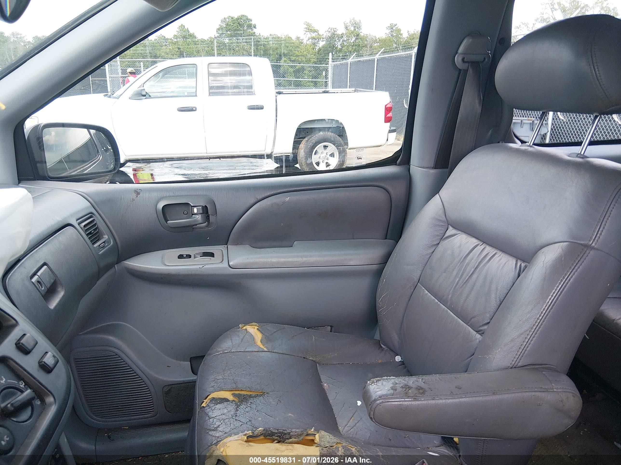 1999 Toyota Sienna Le Gray vin: 4T3ZF13C7XU163428