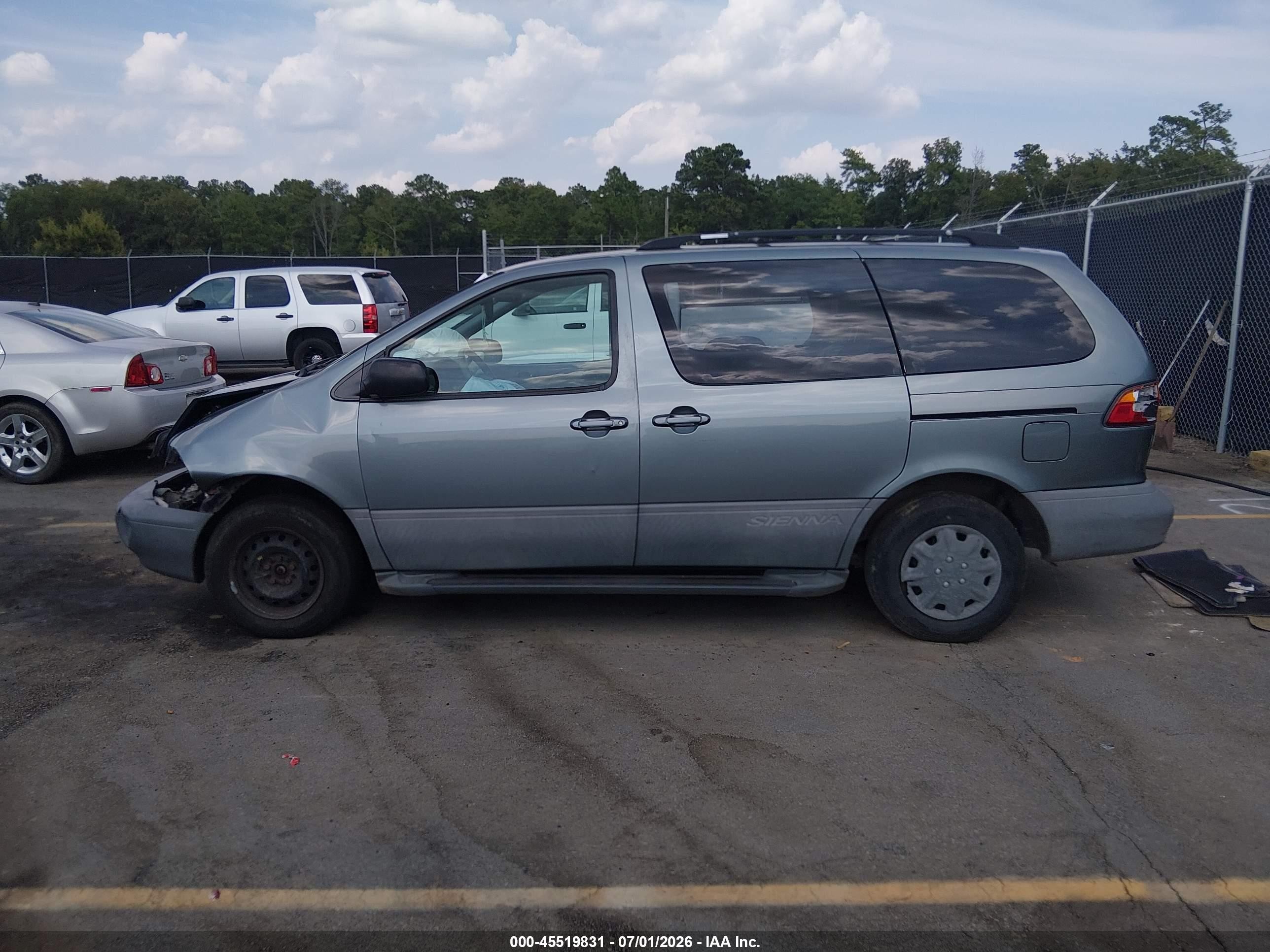 1999 Toyota Sienna Le Gray vin: 4T3ZF13C7XU163428