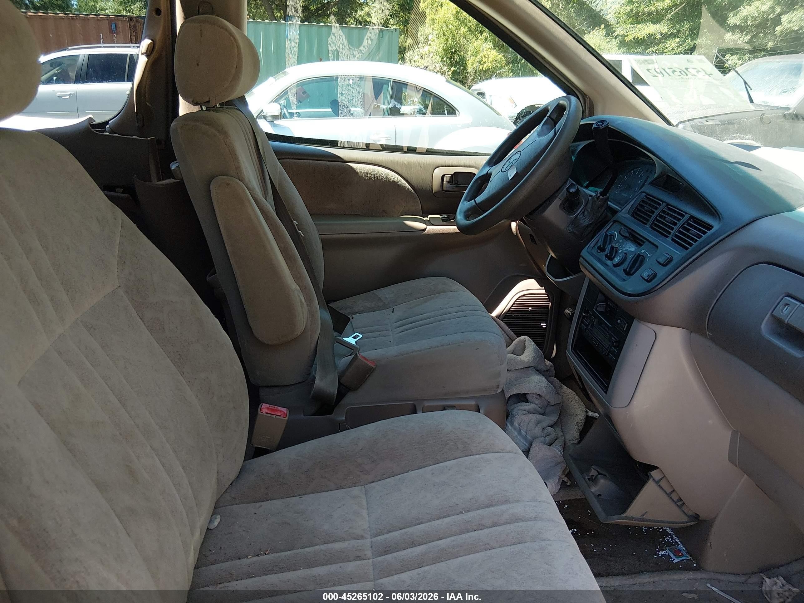 1998 Toyota Sienna Le Tan vin: 4T3ZF13C8WU066088
