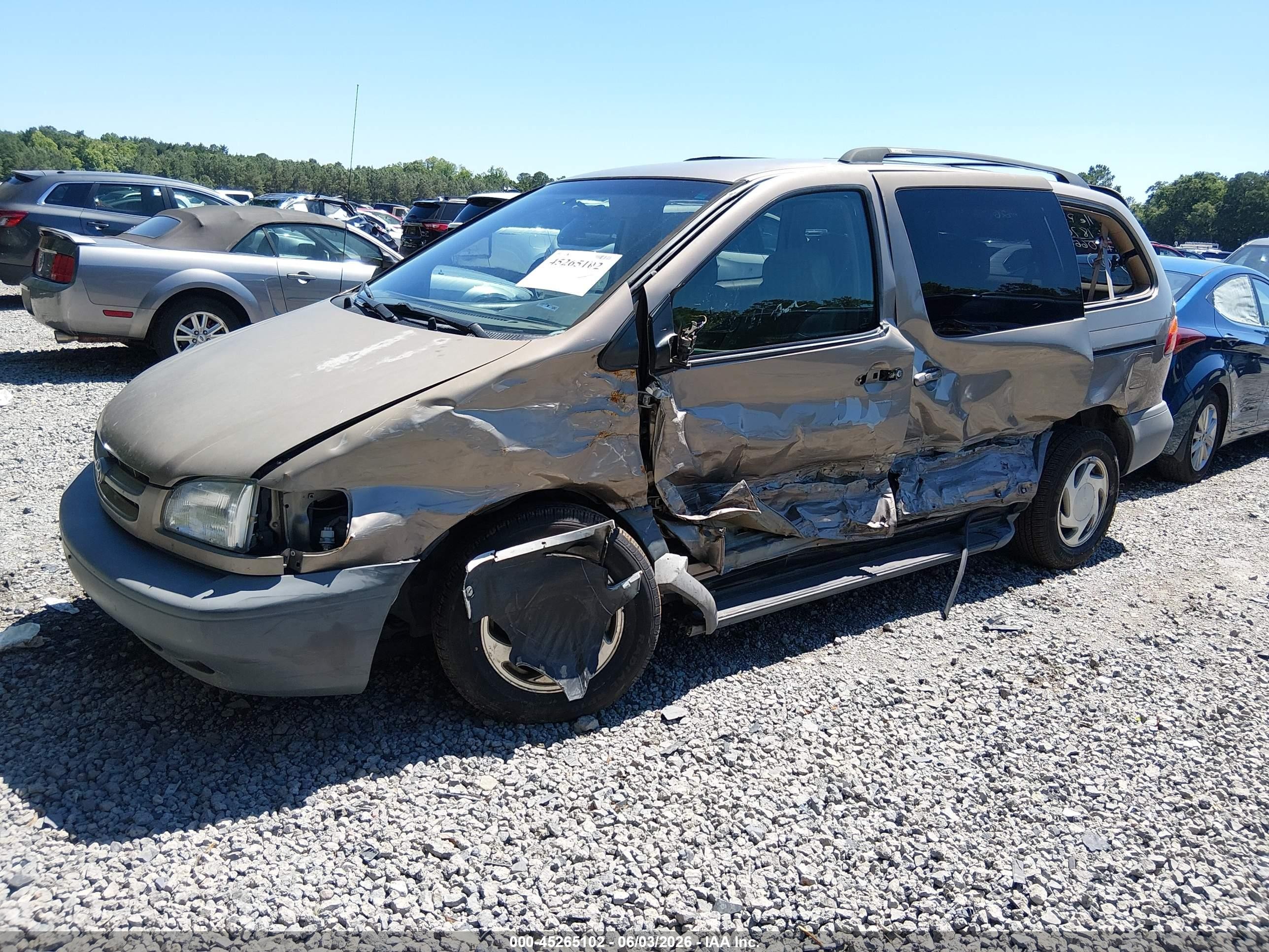 1998 Toyota Sienna Le Tan vin: 4T3ZF13C8WU066088