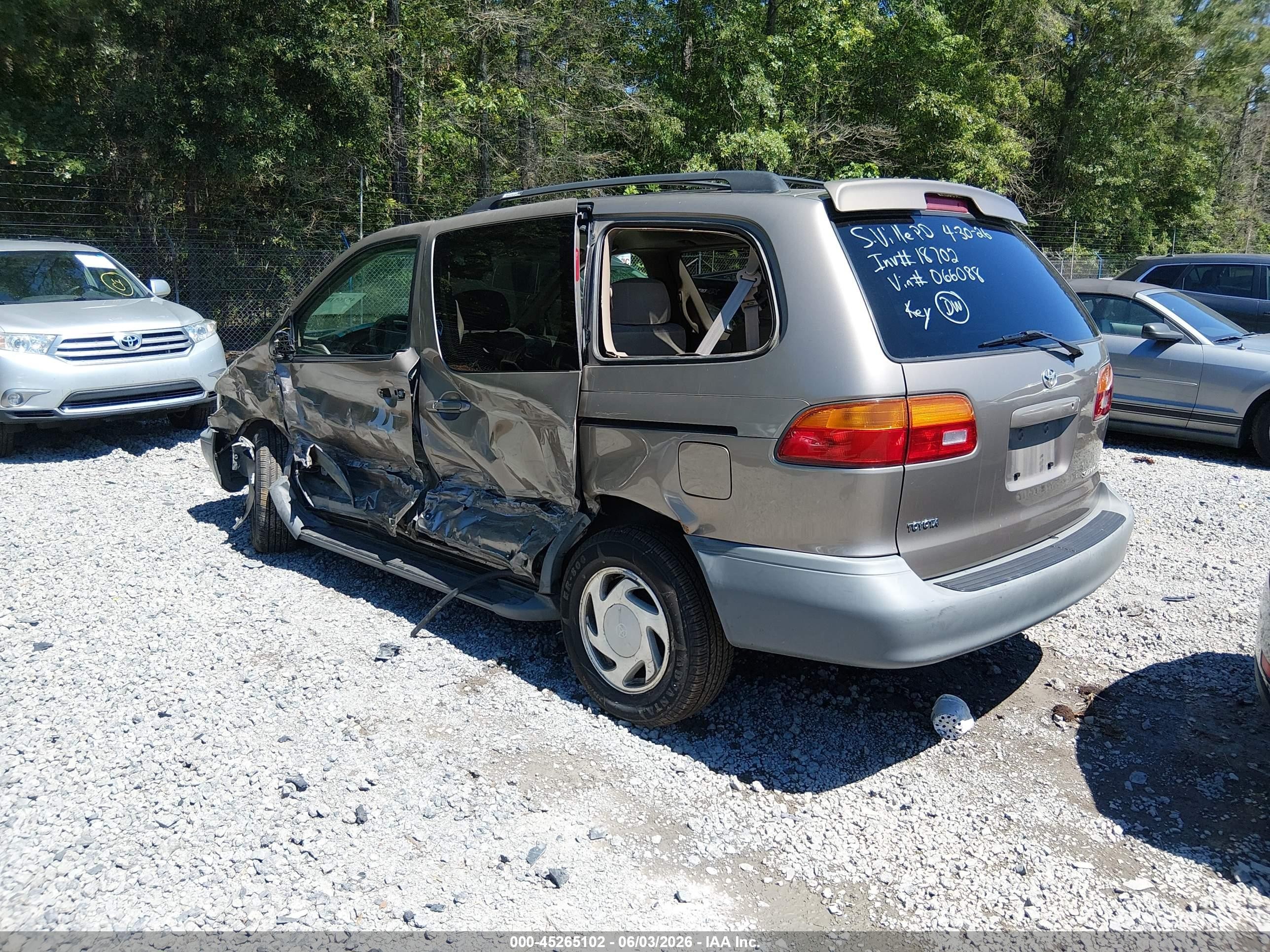1998 Toyota Sienna Le Tan vin: 4T3ZF13C8WU066088