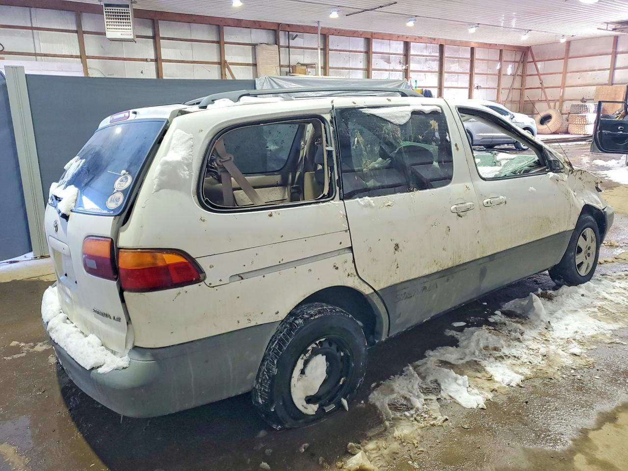 1999 Toyota Sienna Le White vin: 4T3ZF13C8XU100872