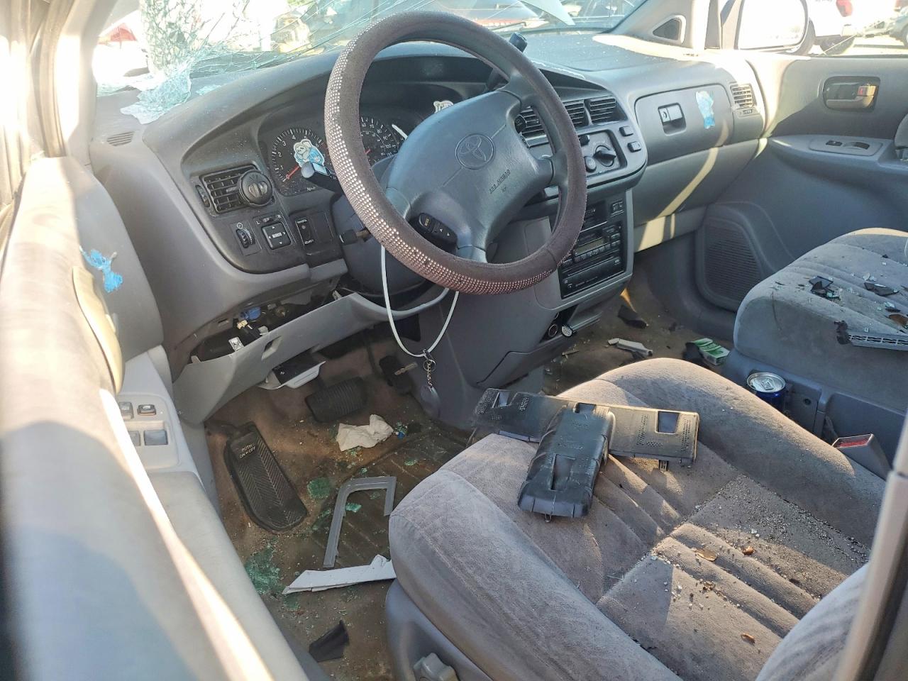 1999 Toyota Sienna Le Green vin: 4T3ZF13C8XU164281