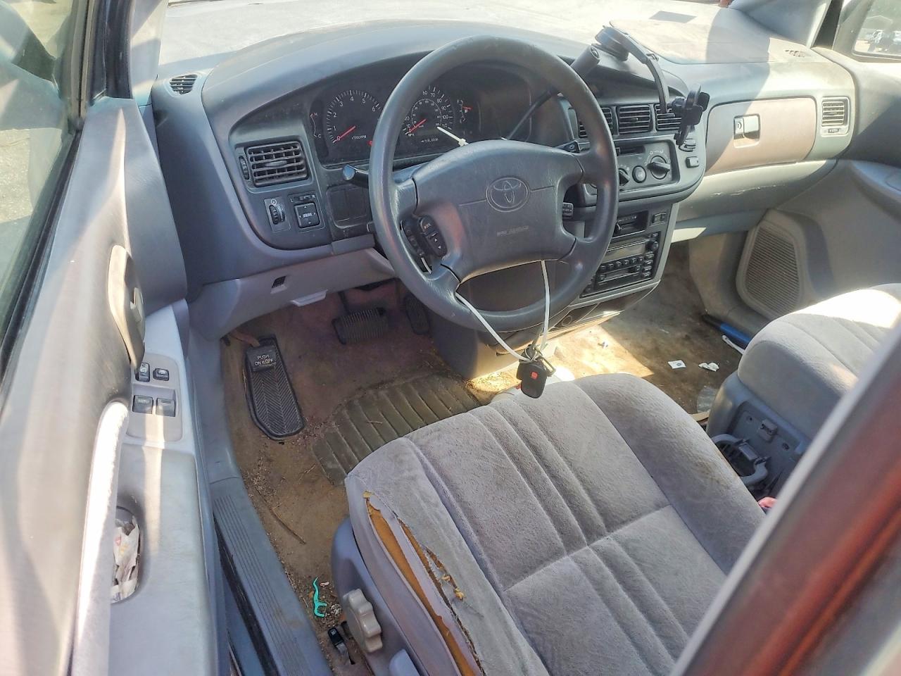 2000 Toyota Sienna Le Green vin: 4T3ZF13C8YU179705