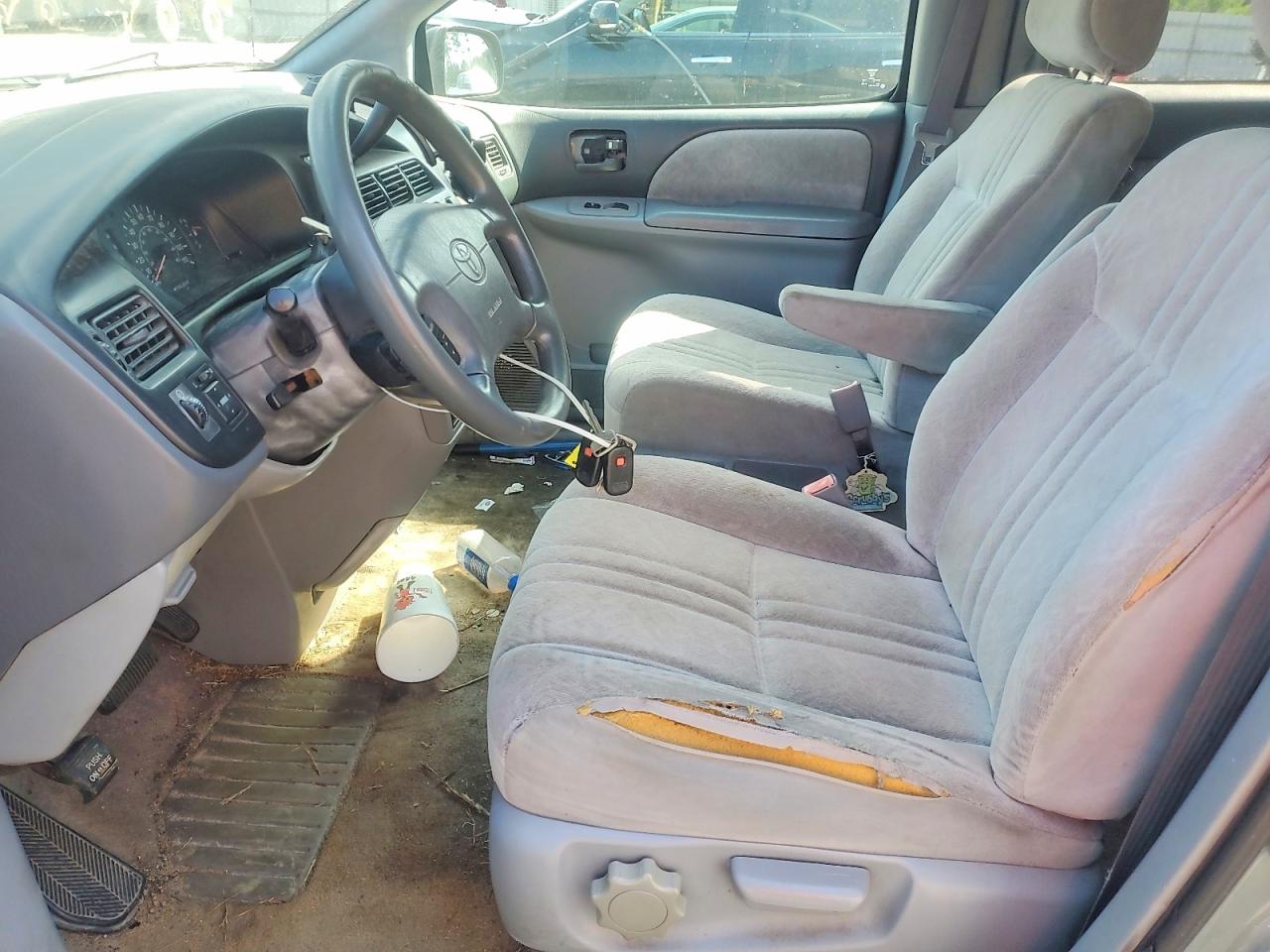 2000 Toyota Sienna Le Green vin: 4T3ZF13C8YU179705