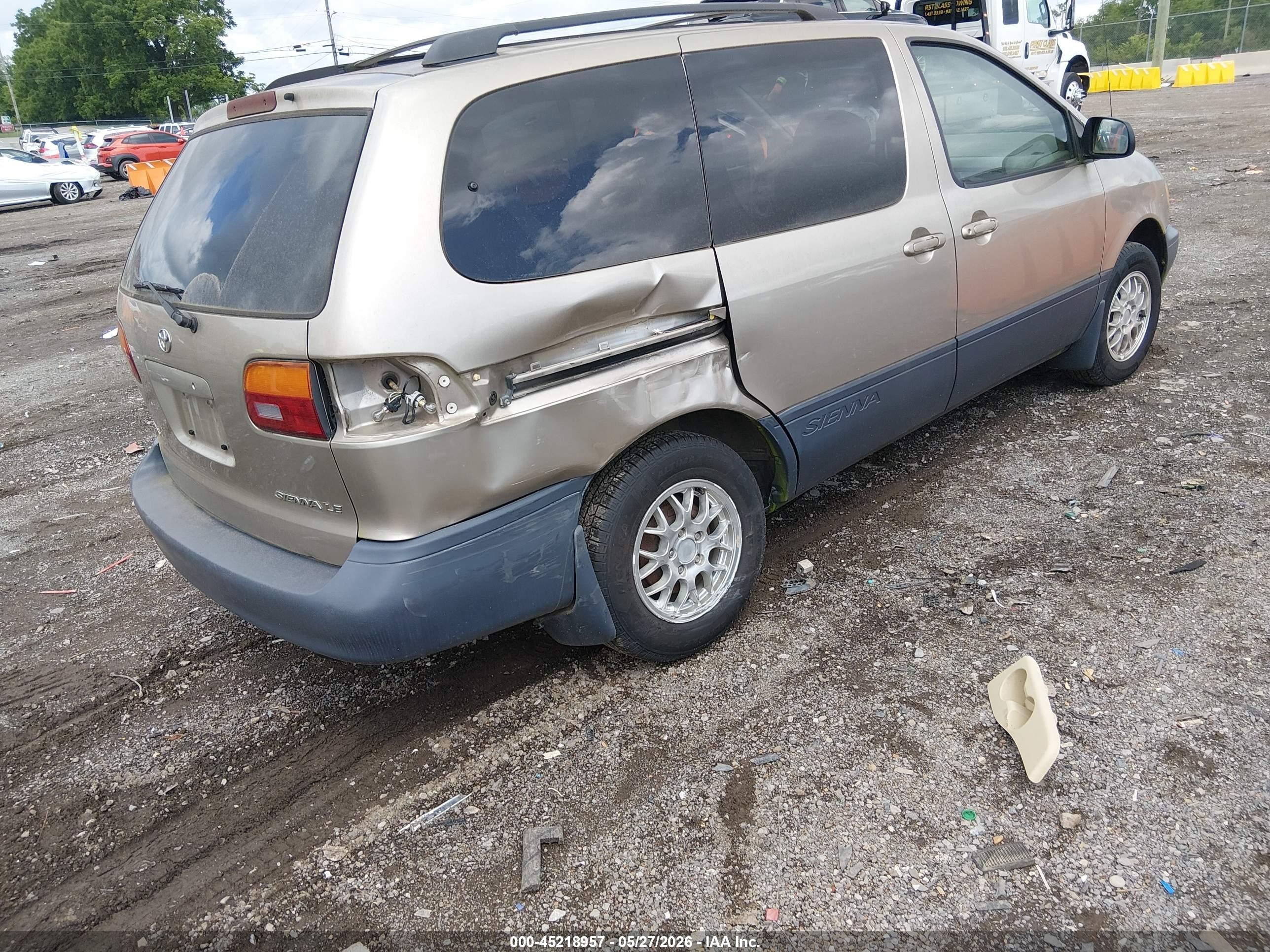 2000 Toyota Sienna Le Champagne vin: 4T3ZF13C8YU181731