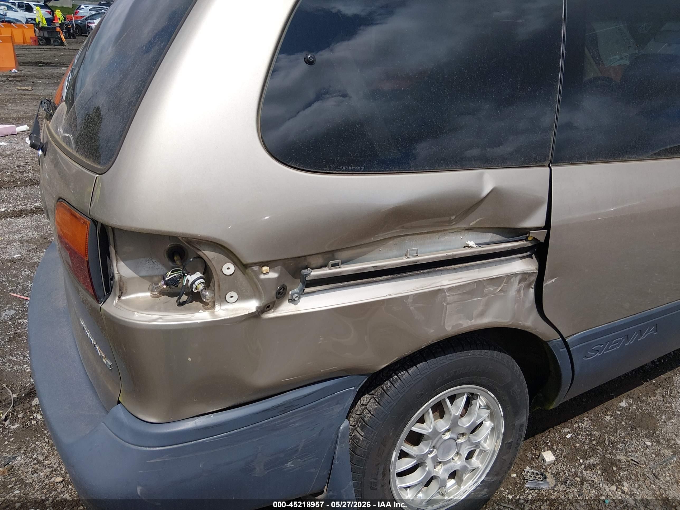 2000 Toyota Sienna Le Champagne vin: 4T3ZF13C8YU181731