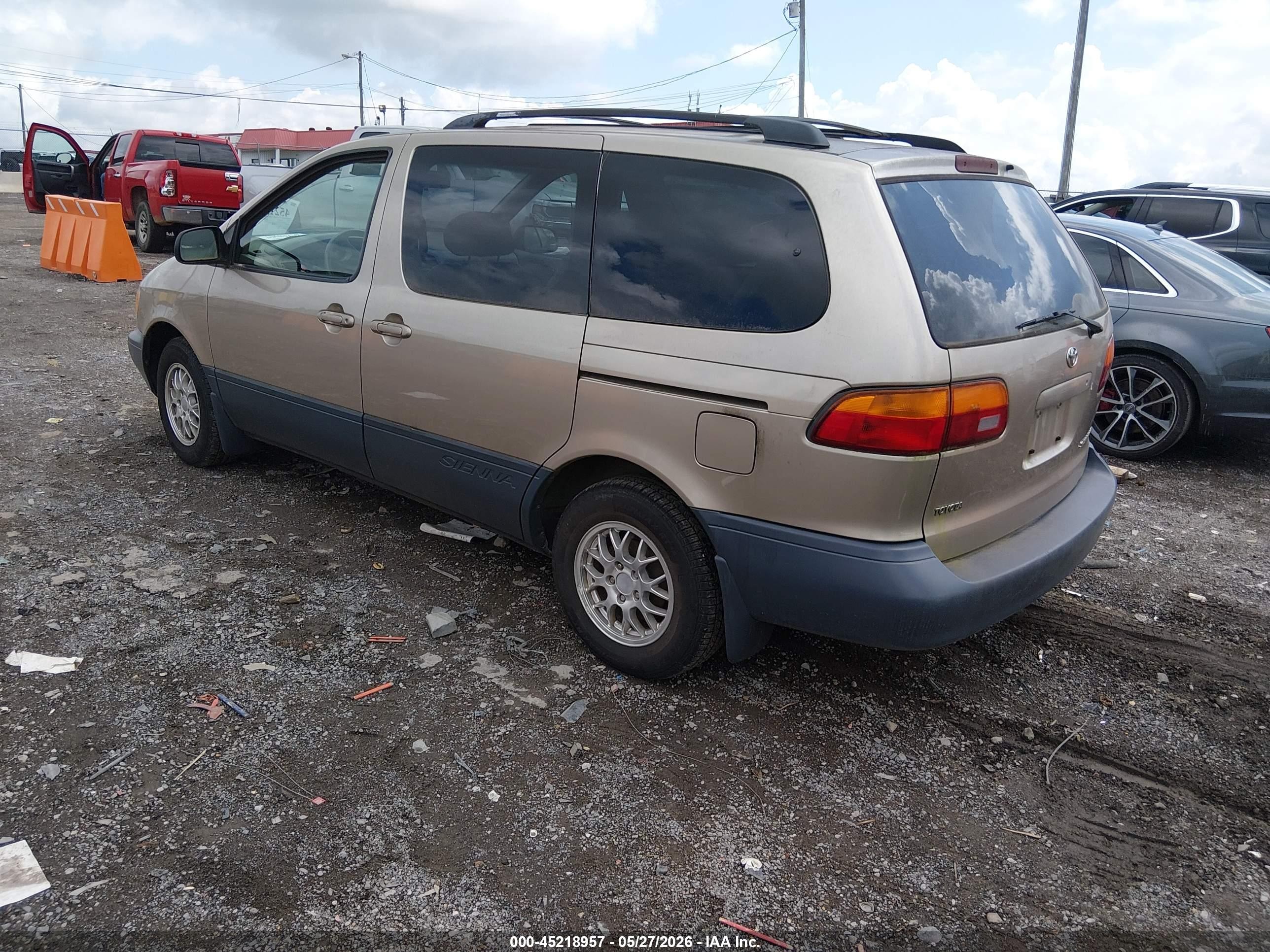 2000 Toyota Sienna Le Champagne vin: 4T3ZF13C8YU181731