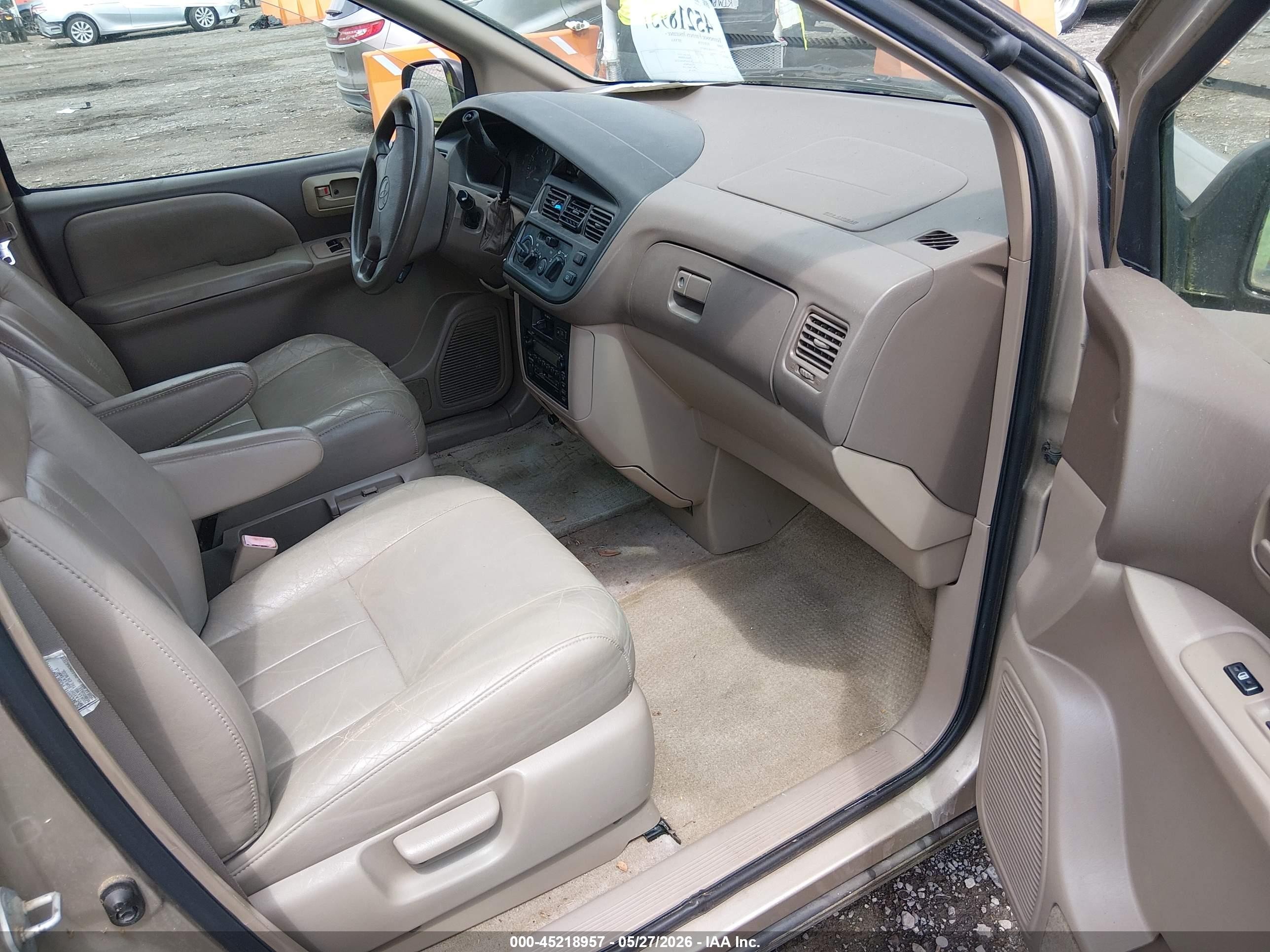 2000 Toyota Sienna Le Champagne vin: 4T3ZF13C8YU181731