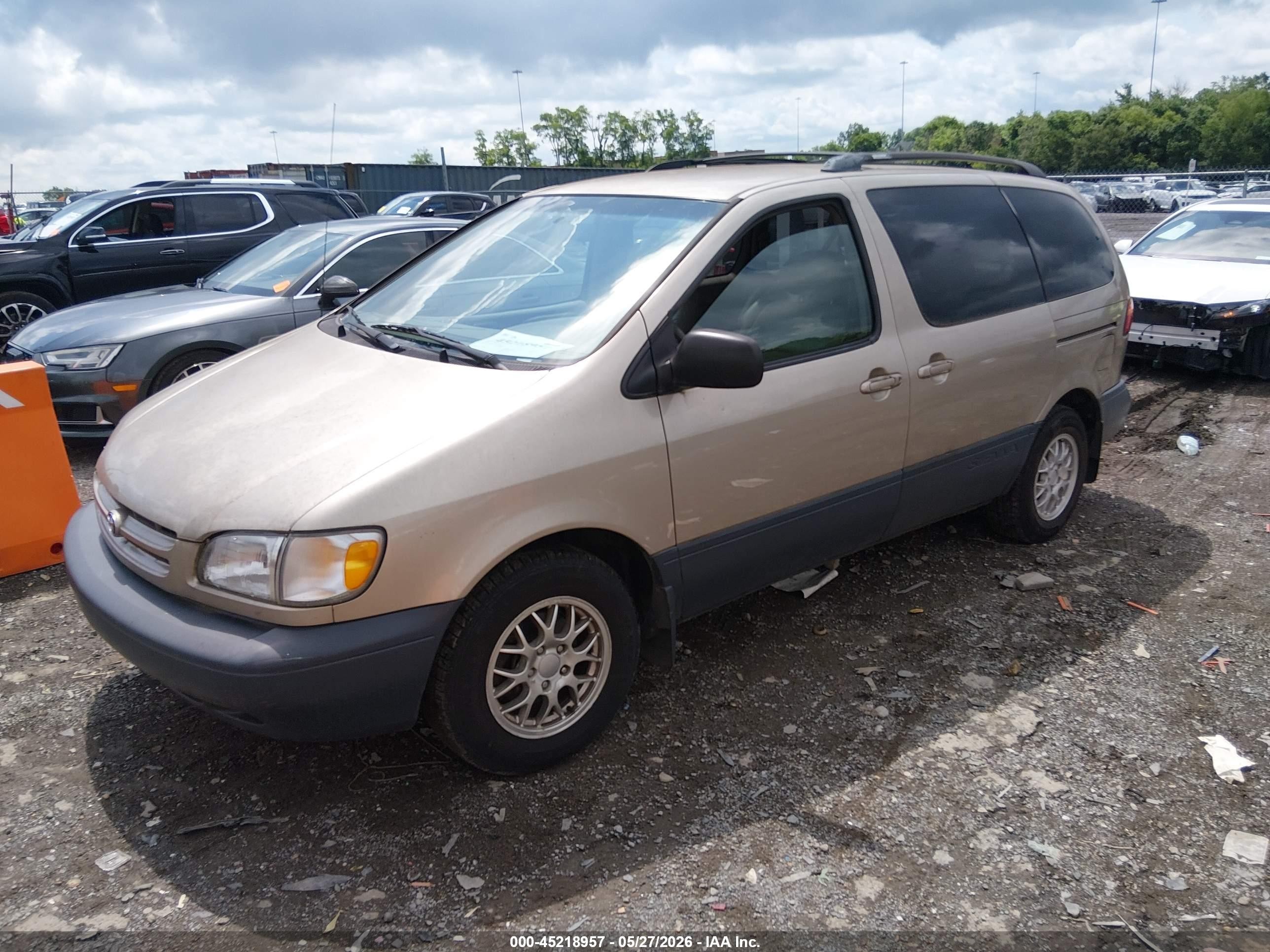 2000 Toyota Sienna Le Champagne vin: 4T3ZF13C8YU181731
