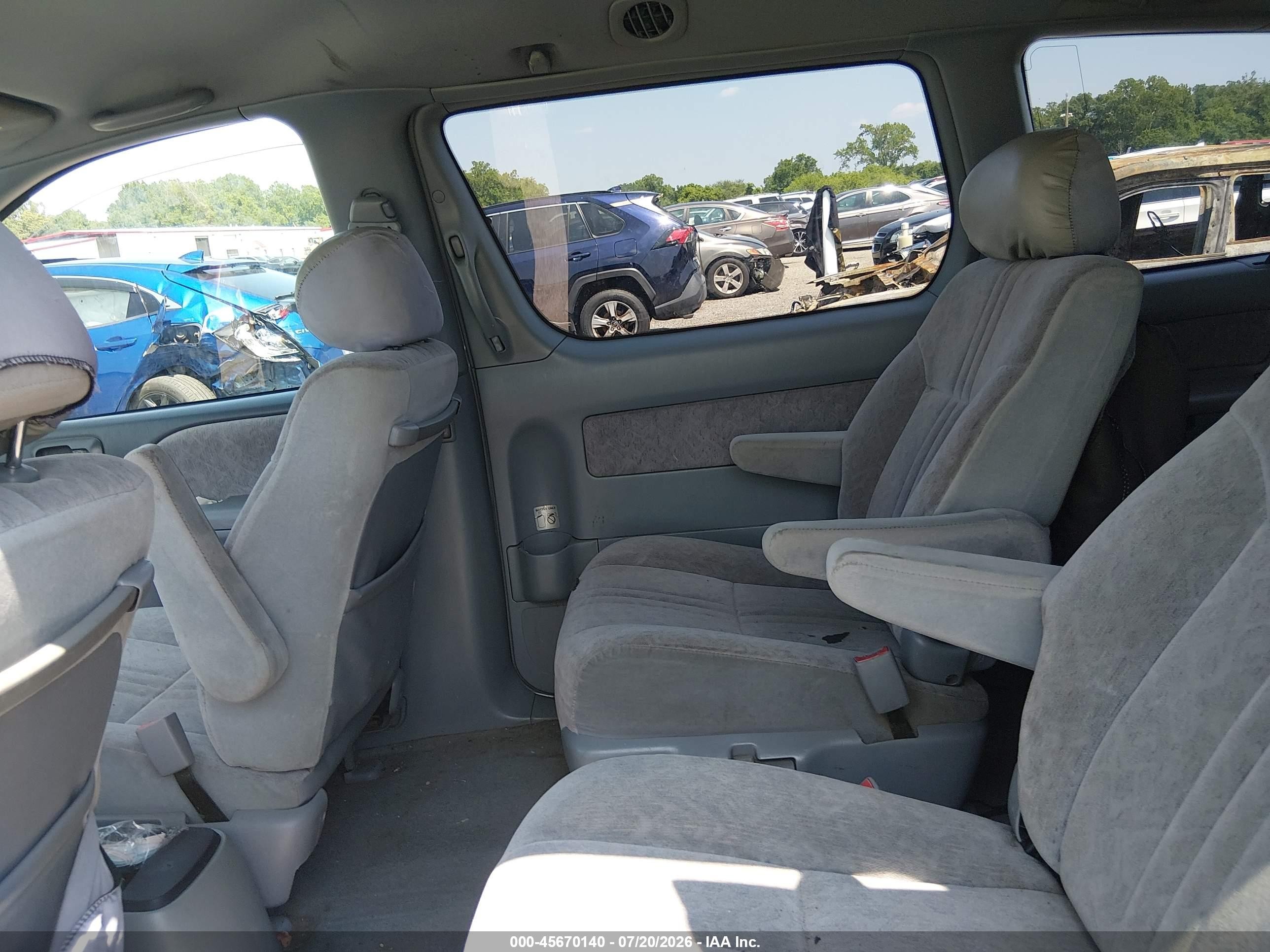 2000 Toyota Sienna Le Light Blue vin: 4T3ZF13C8YU302340