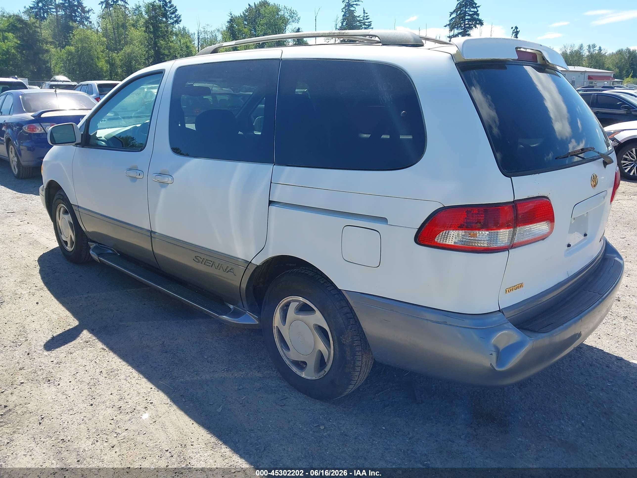 2002 Toyota Sienna Xle White vin: 4T3ZF13C92U429170