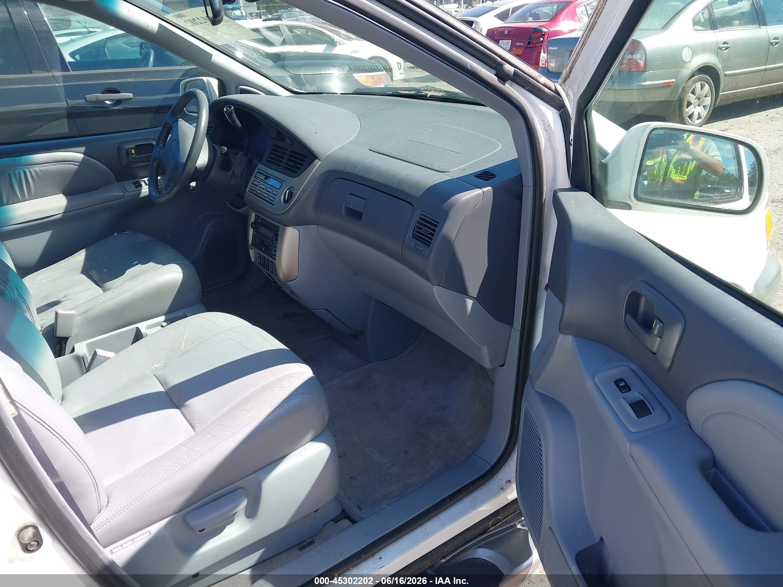 2002 Toyota Sienna Xle White vin: 4T3ZF13C92U429170