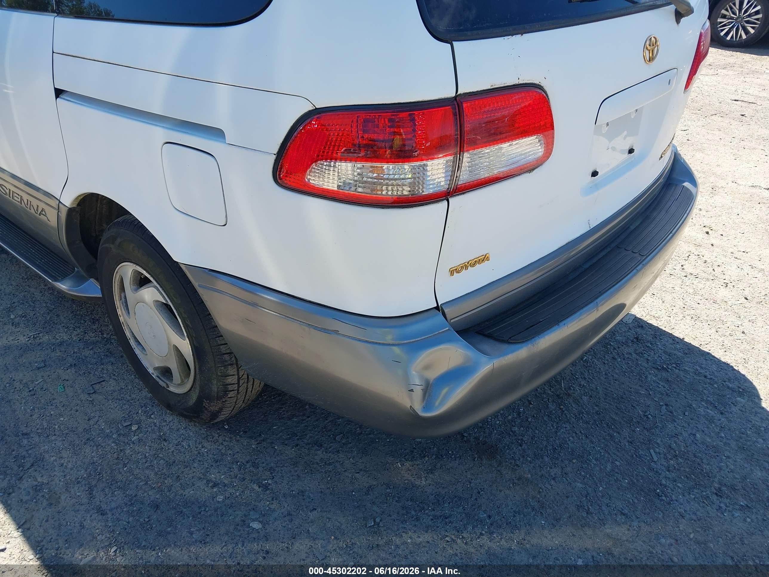2002 Toyota Sienna Xle White vin: 4T3ZF13C92U429170