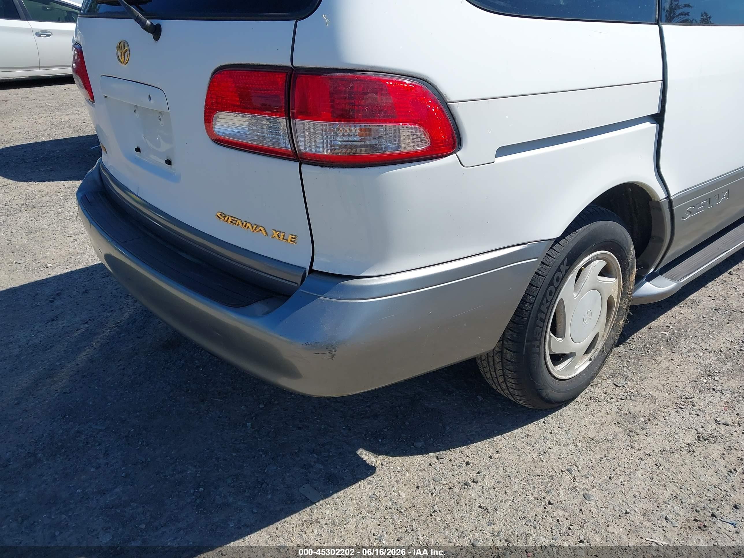 2002 Toyota Sienna Xle White vin: 4T3ZF13C92U429170
