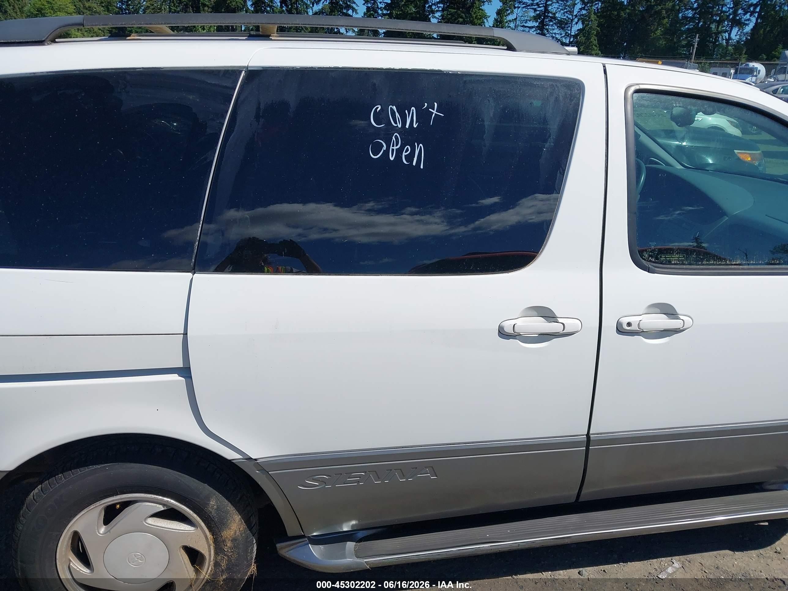 2002 Toyota Sienna Xle White vin: 4T3ZF13C92U429170