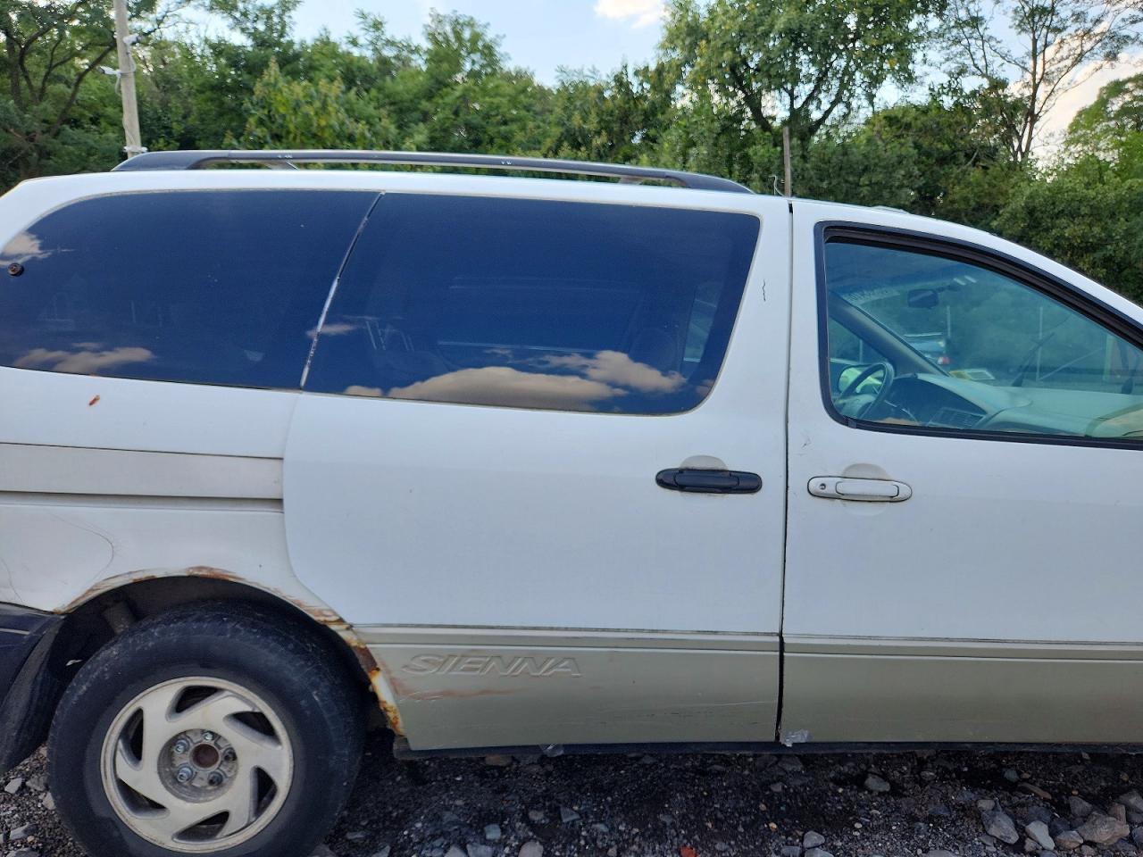 1998 Toyota Sienna Xle White vin: 4T3ZF13C9WU056833