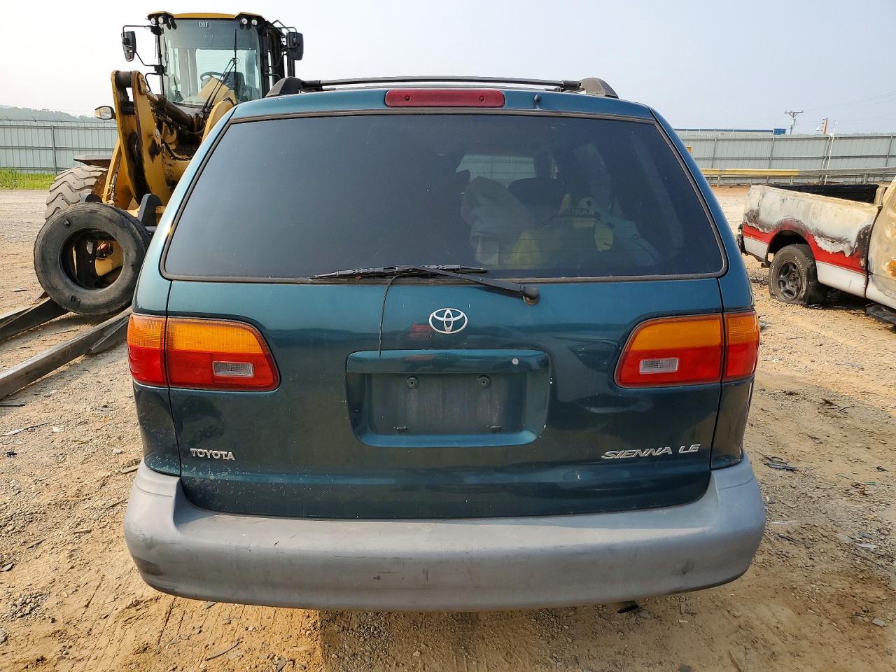 1998 Toyota Sienna Le Green vin: 4T3ZF13C9WU079237