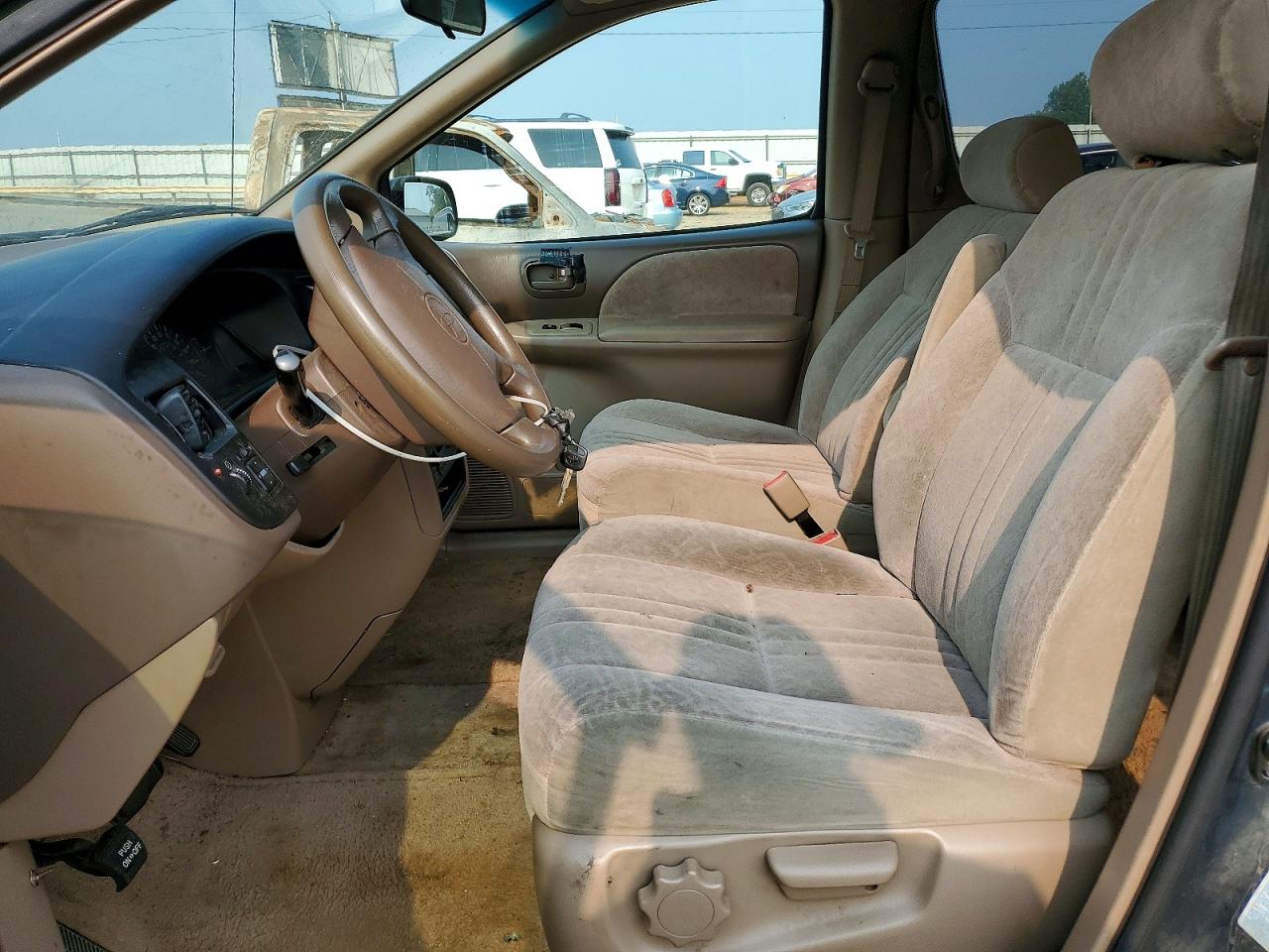 1998 Toyota Sienna Le Green vin: 4T3ZF13C9WU079237