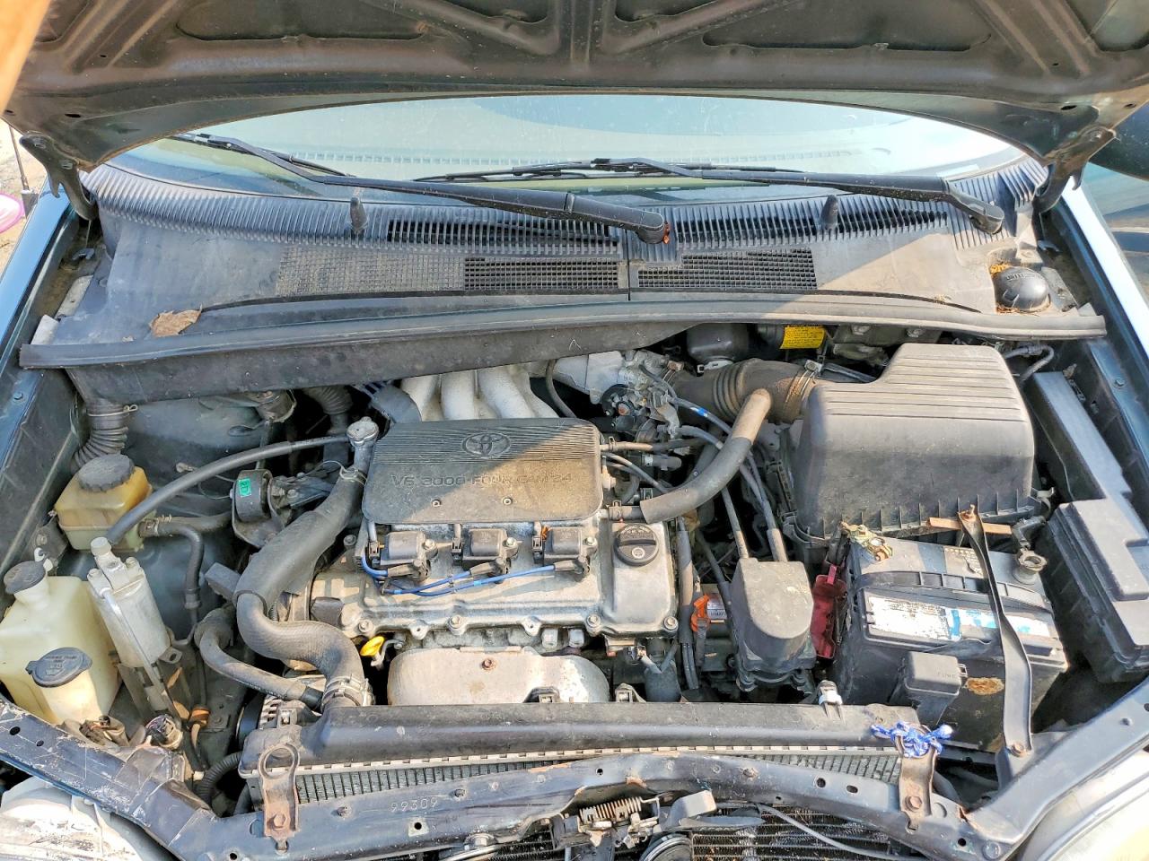 1998 Toyota Sienna Le Green vin: 4T3ZF13C9WU079237
