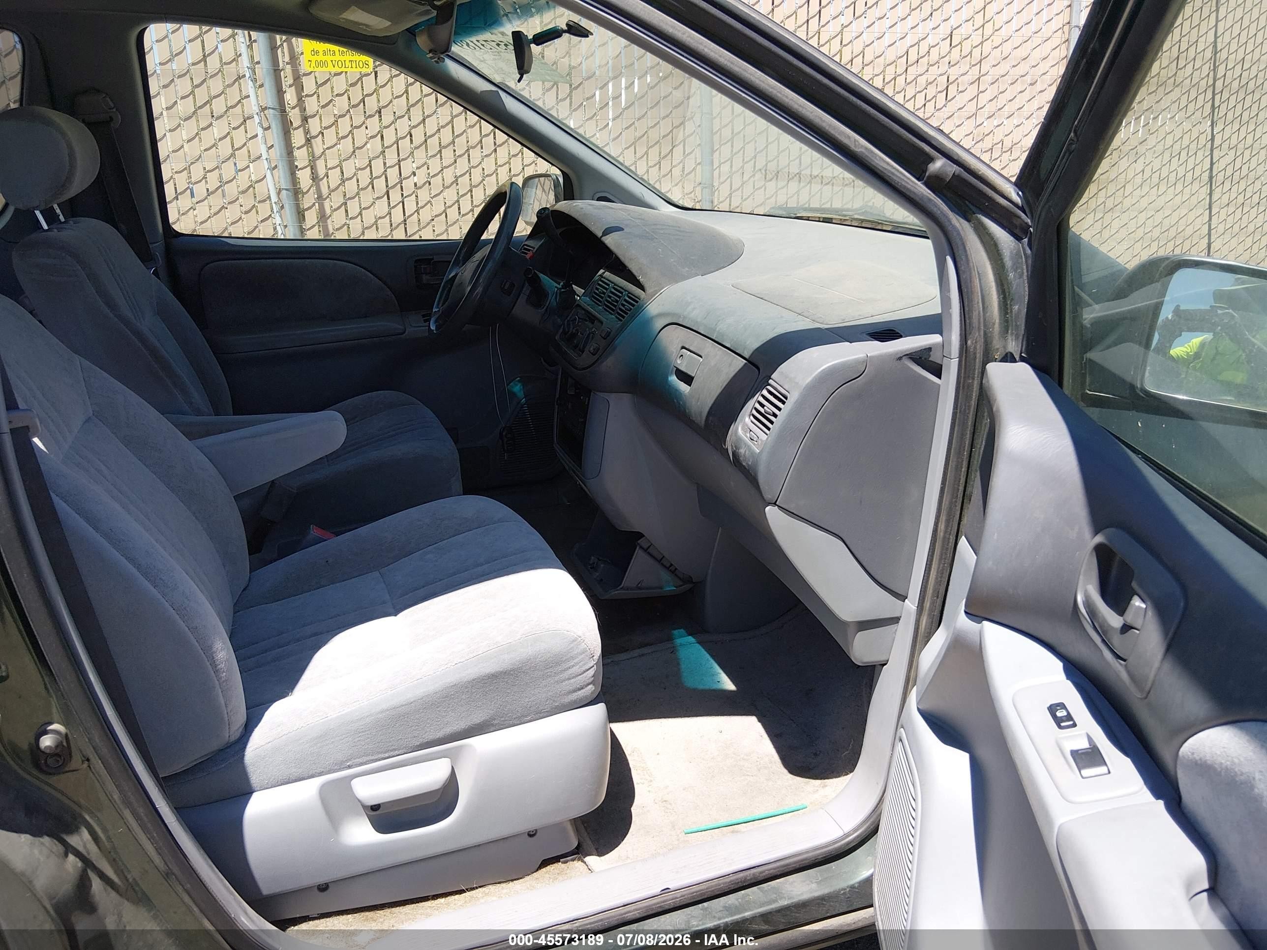 1999 Toyota Sienna Le Green vin: 4T3ZF13C9XU133511