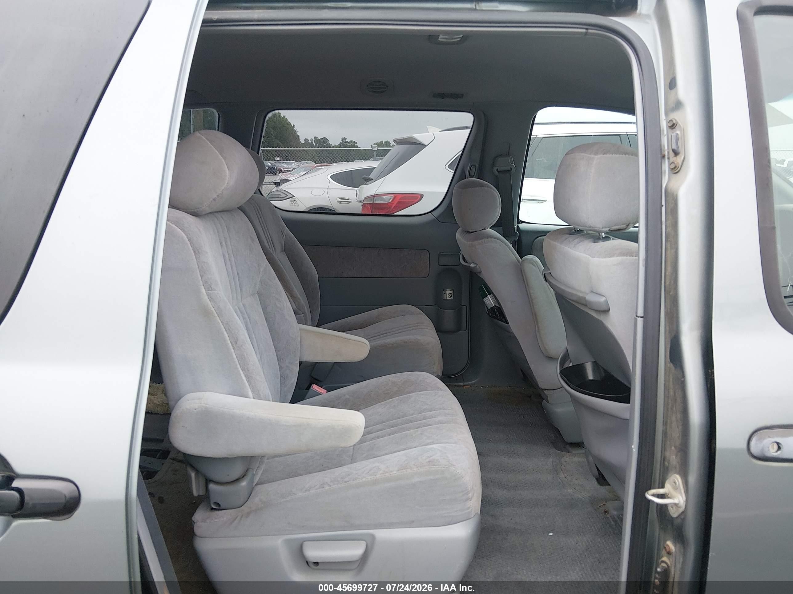 2000 Toyota Sienna Le Green vin: 4T3ZF13C9YU177560