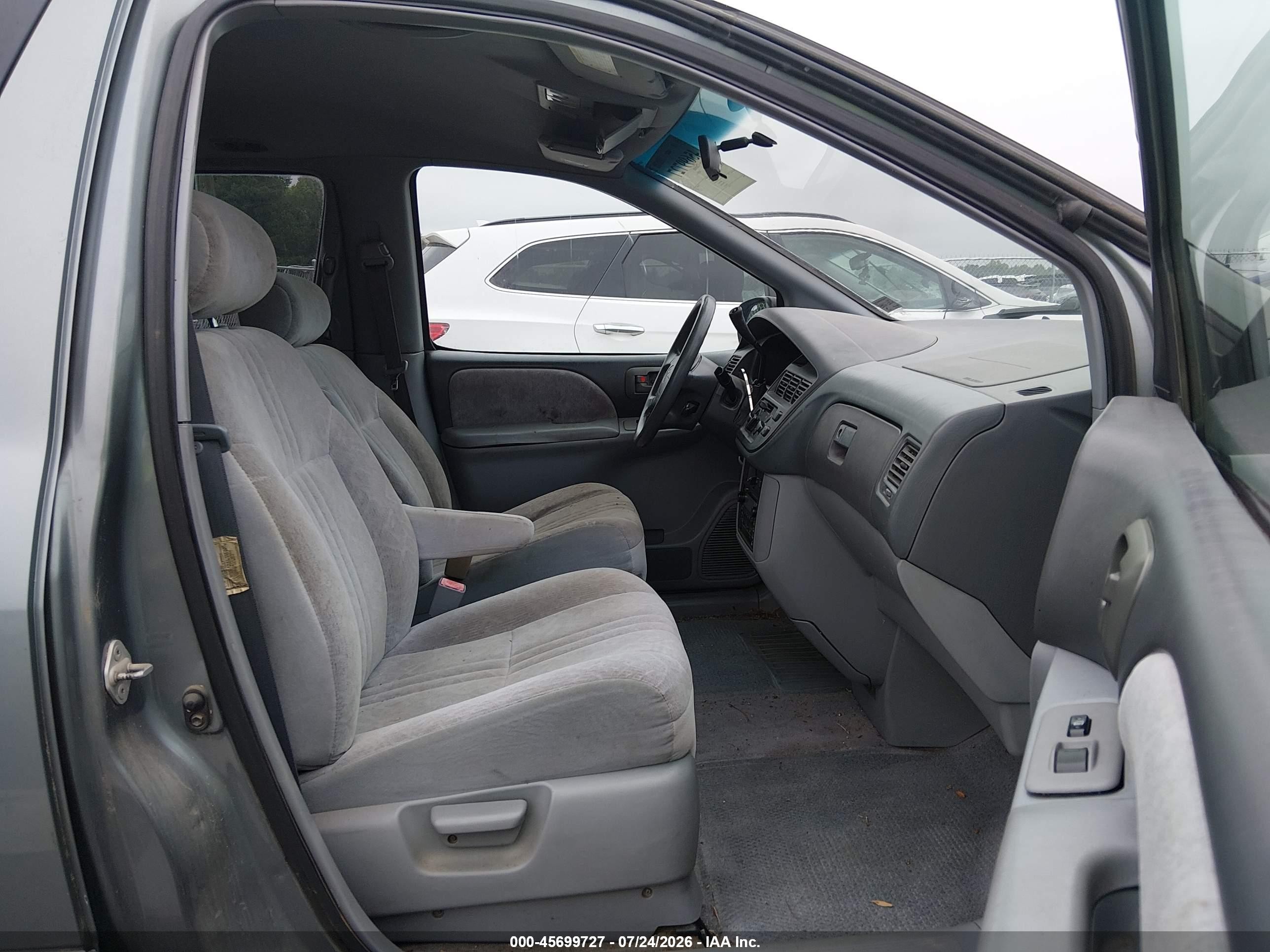 2000 Toyota Sienna Le Green vin: 4T3ZF13C9YU177560