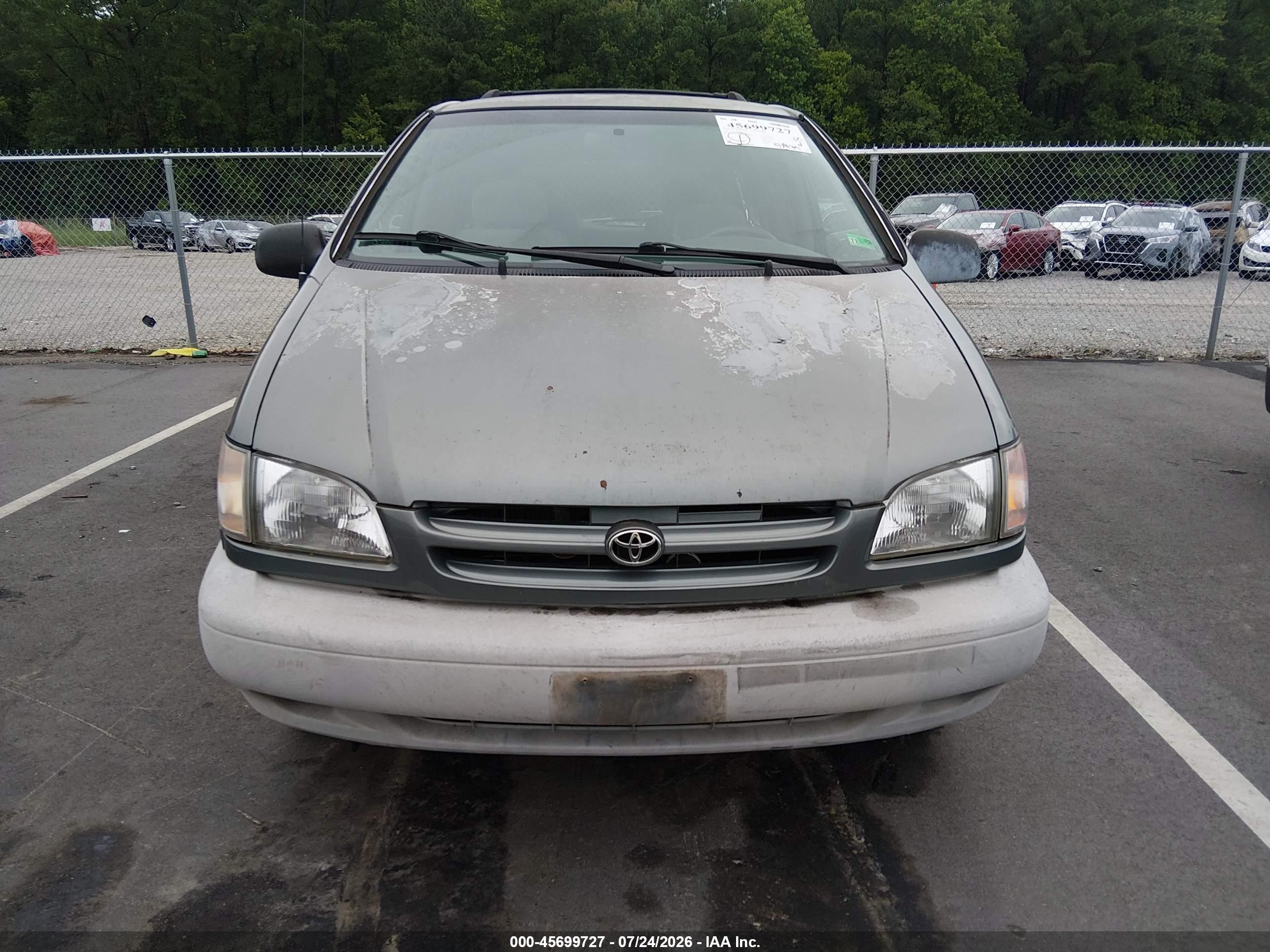 2000 Toyota Sienna Le Green vin: 4T3ZF13C9YU177560
