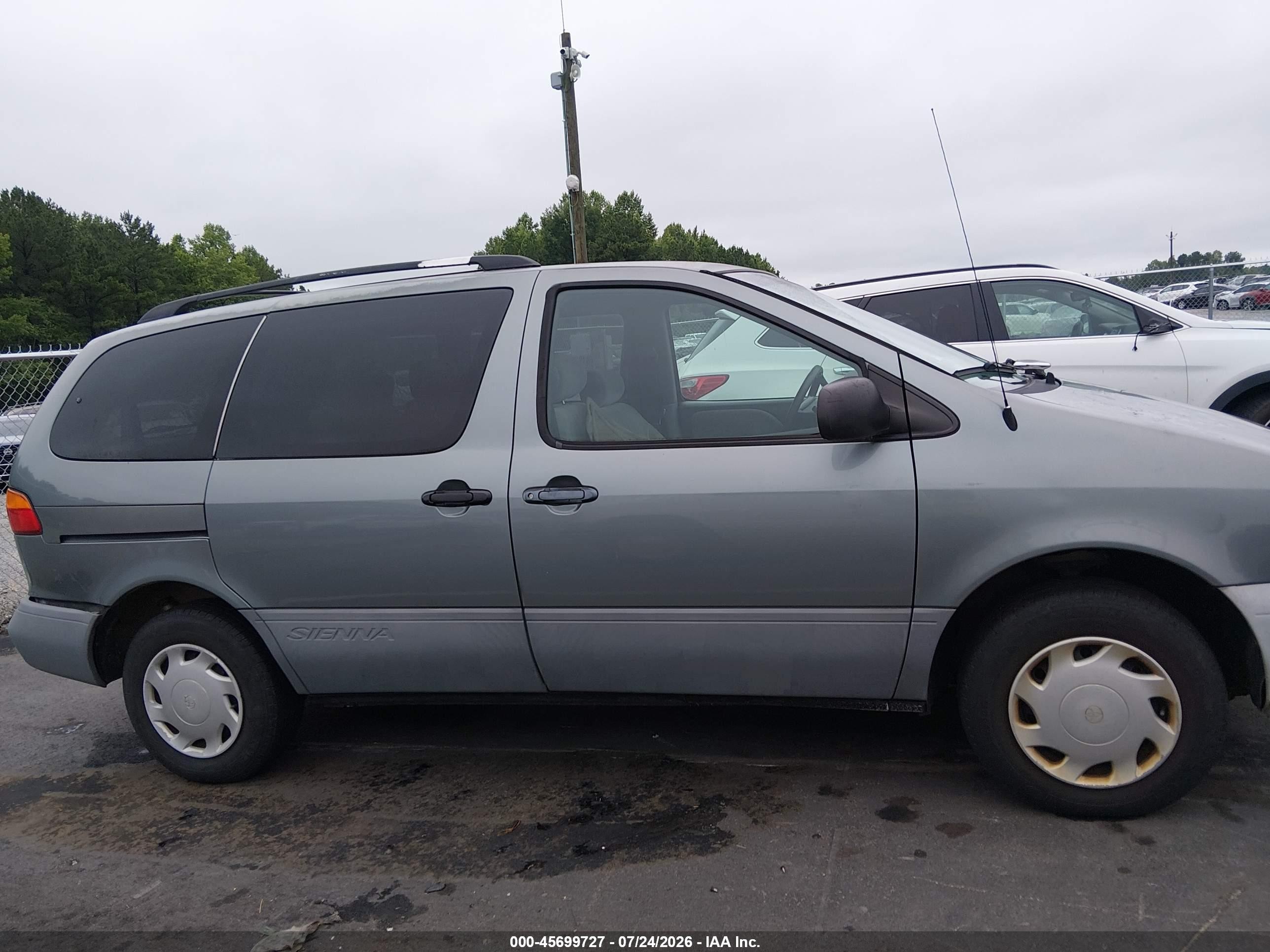 2000 Toyota Sienna Le Green vin: 4T3ZF13C9YU177560